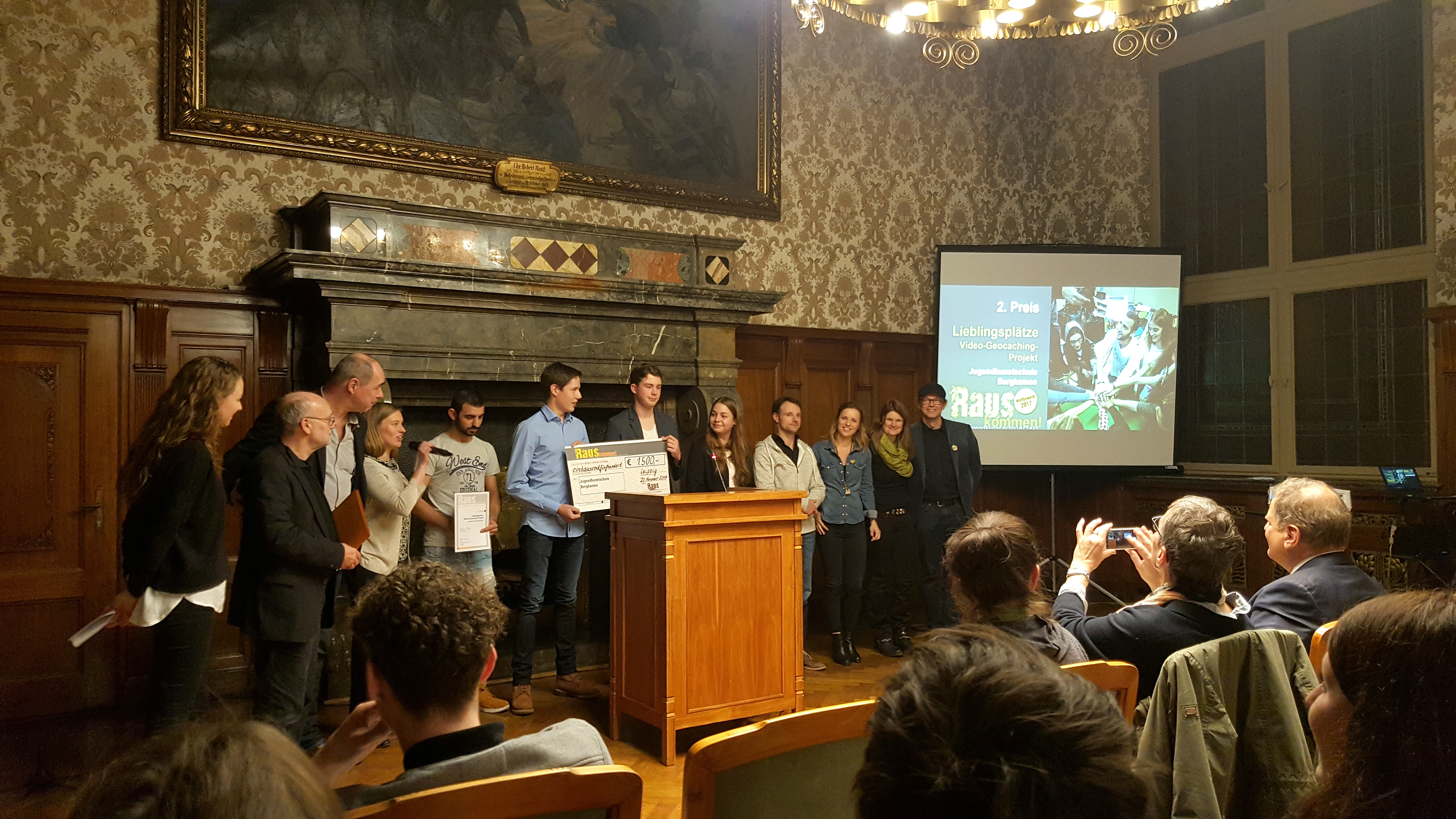 Für das Video-Geocaching-Projekt „Lieblingsplätze“ erhält die Jugendkunstschule Bergkamen den 2. Preis.