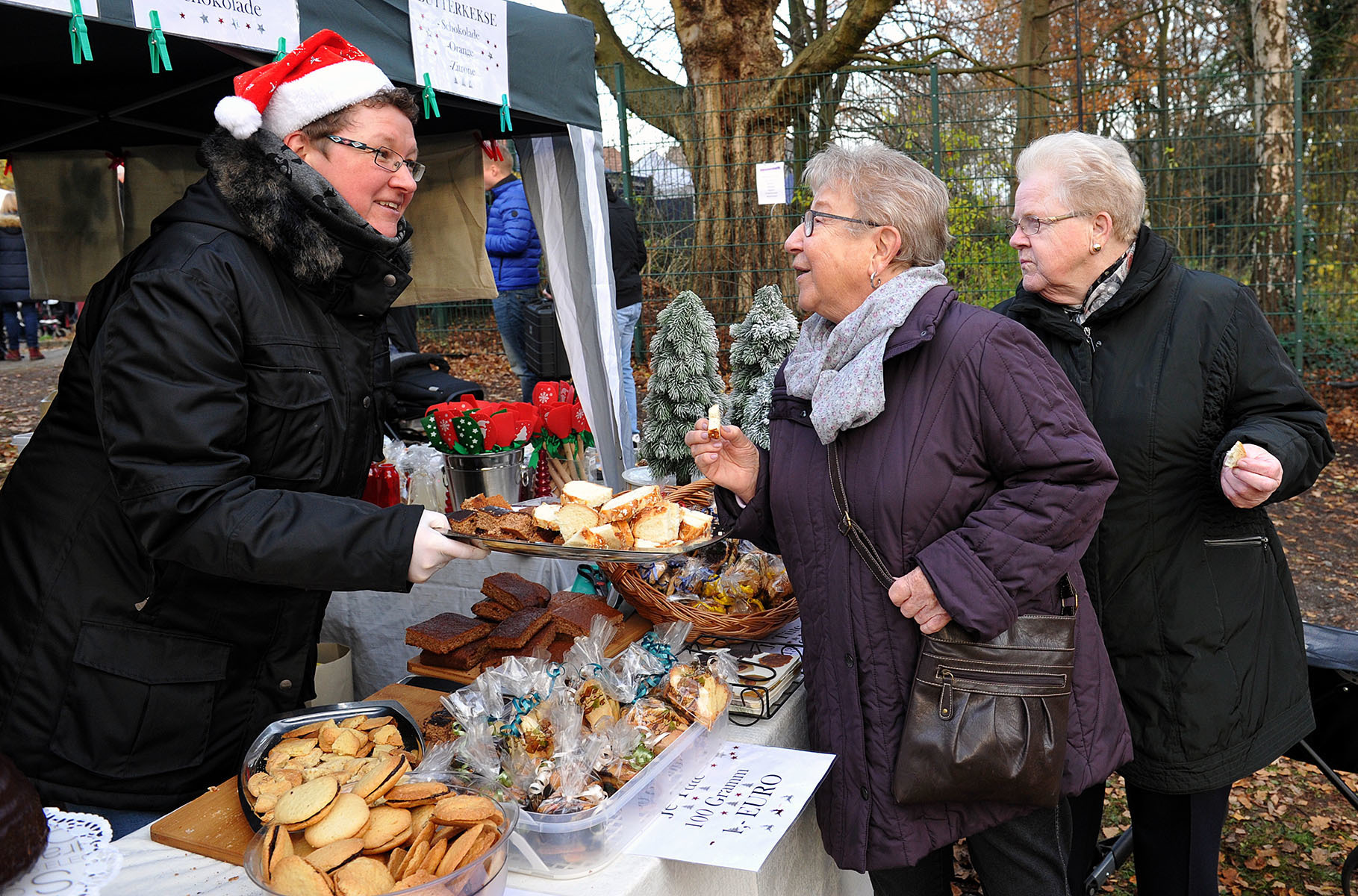 Auch in diesem Jahr warten auf die Besucher des Nikolausmarktes wieder zahlreiche Stände mit Advents- und Weihnachtsdeko, Geschenkideen und Selbstgemachtem.
Archivfoto: Debus-Gohl