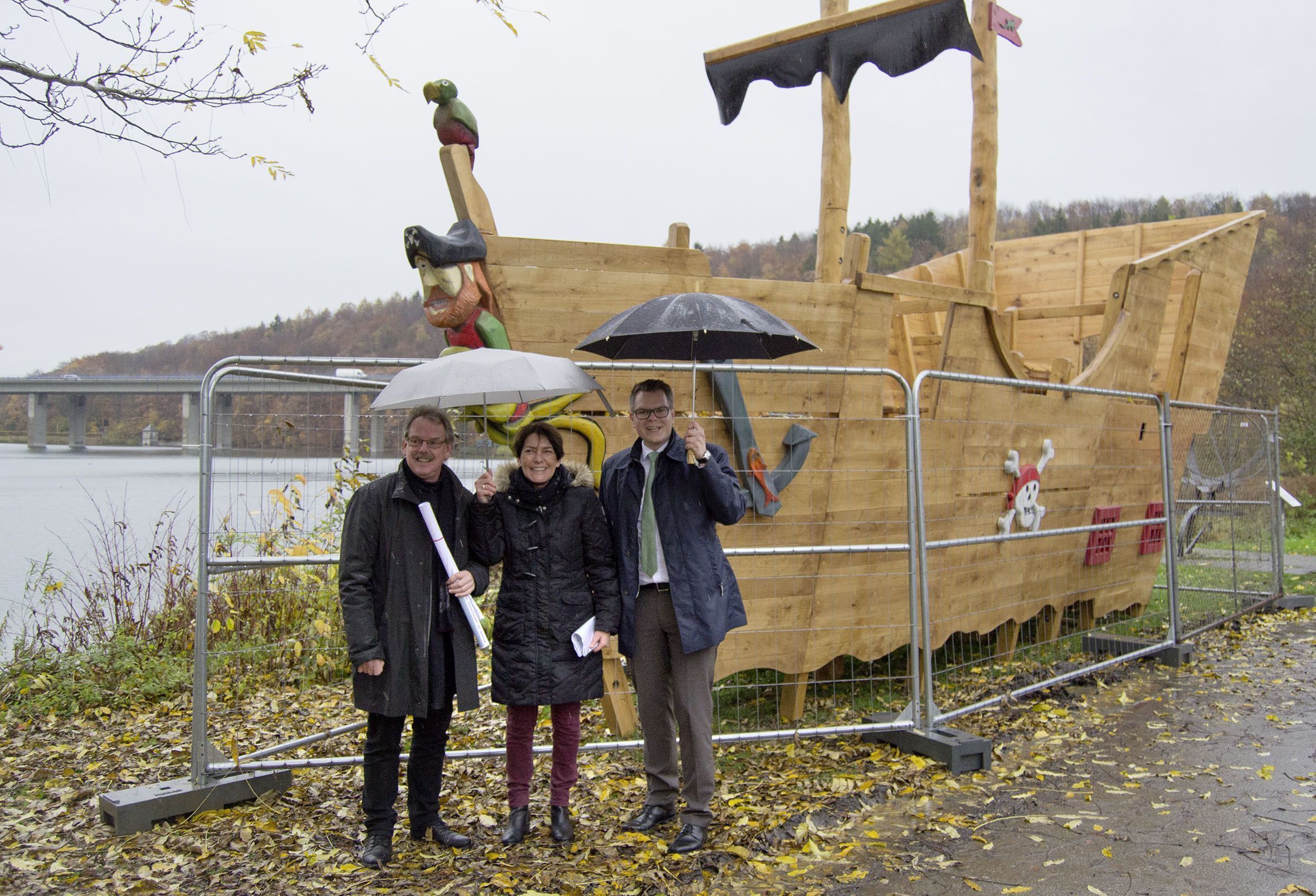 Stellten die Baumaßnahme beim Pressetermin vor: (von links) Spielplatzplaner Ingo Genster von der Abteilung Stadterneuerung und Freiraumplanung, Medienreferentin Christine Schulte-Hofmann und Stadtbaurat Mike-Sebastian Janke. Im Hintergrund das große Piratenschiff, das schon auf seinen Einsatz wartet.
