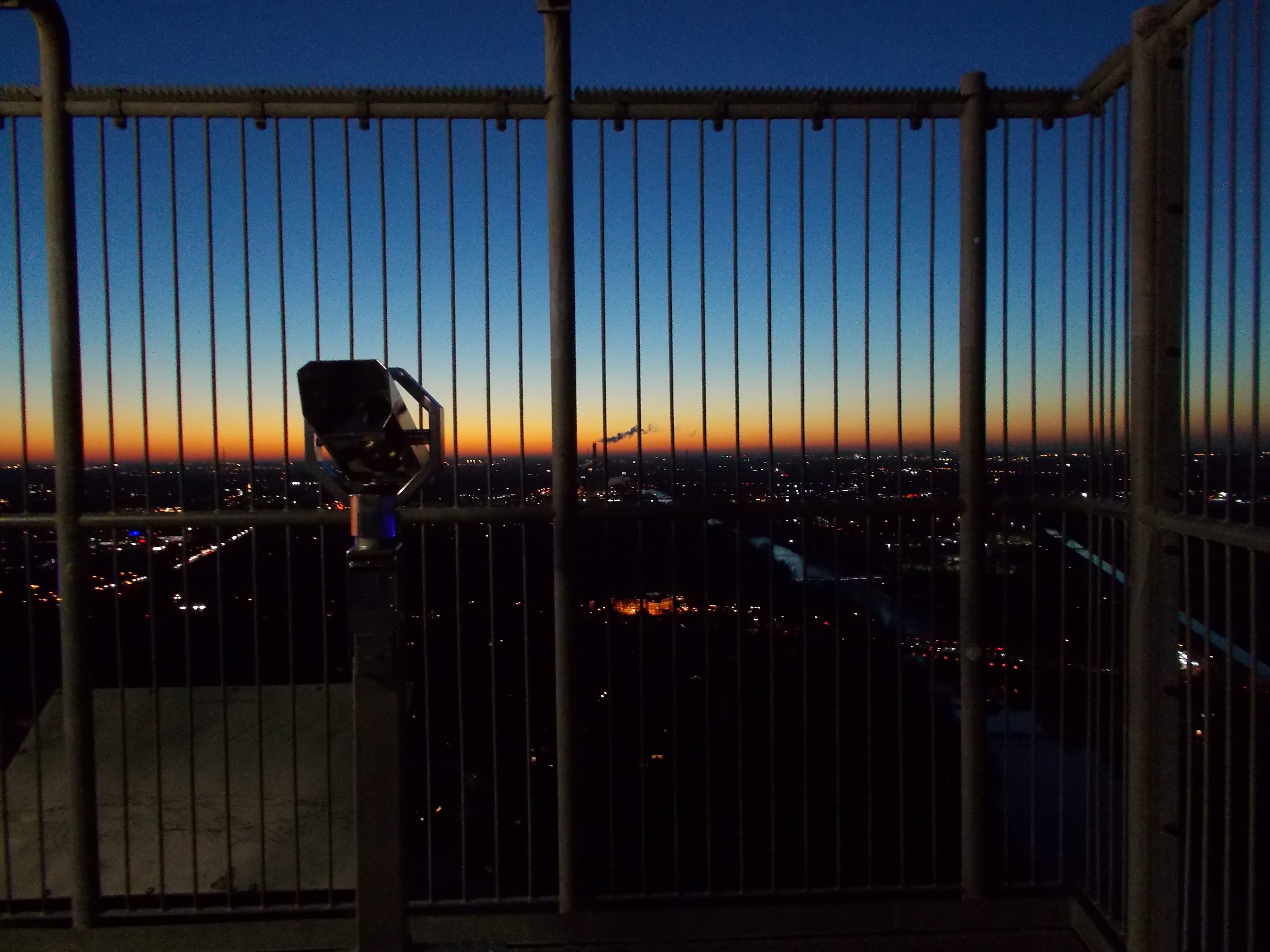 Der Tag geht - Das Blau kommt...
auf dem Dach des Gasometers in Oberhausen.
