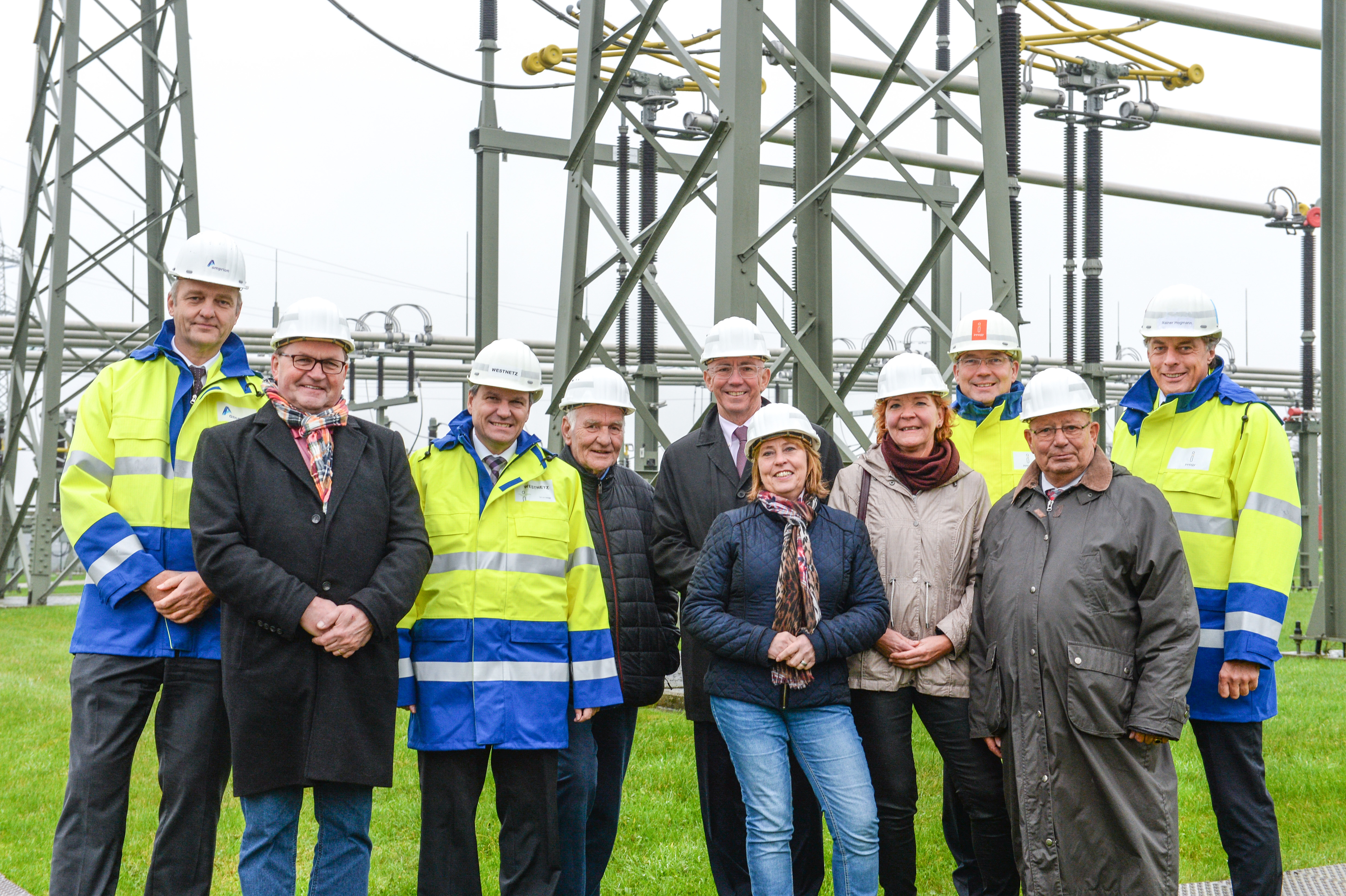 Das Energieunternehmen „innogy“ und der Übertragungsnetzbetreiber „Amprion“ nahmen gemeinsam mit Vertretern der Stadt die modernisierte Umspannanlage in Selbeck in Betrieb.