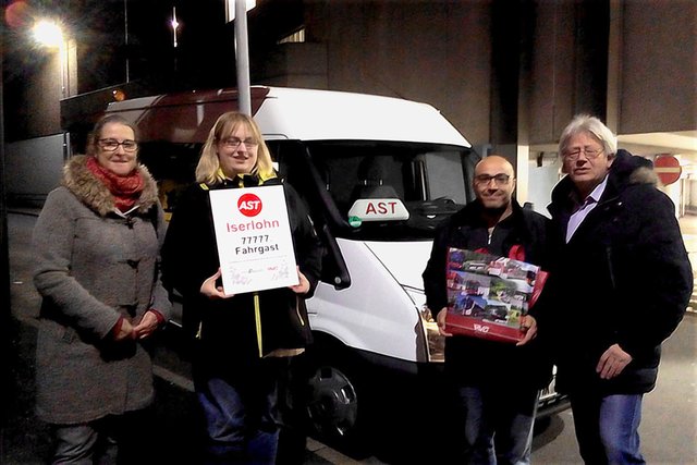 Überraschten AST-Nutzerin Sarah Glodczey (2.v.l.) am Freitagabend mit Präsenten zum „Kunden-Jubiäum“ (v.l.): Marika Gomolka (MVG), Murat Demirci und Bernd Schlünder (Stadt Iserlohn).