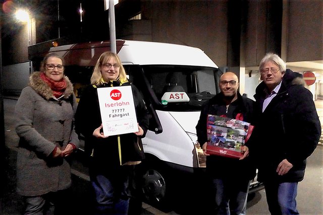 Überraschten AST-Nutzerin Sarah Glodczey (2.v.l.) am Freitagabend mit Präsenten zum „Kunden-Jubiäum“ (v.l.): Marika Gomolka (MVG), Murat Demirci und Bernd Schlünder (Stadt Iserlohn). | Foto: Stadt Iserlohn