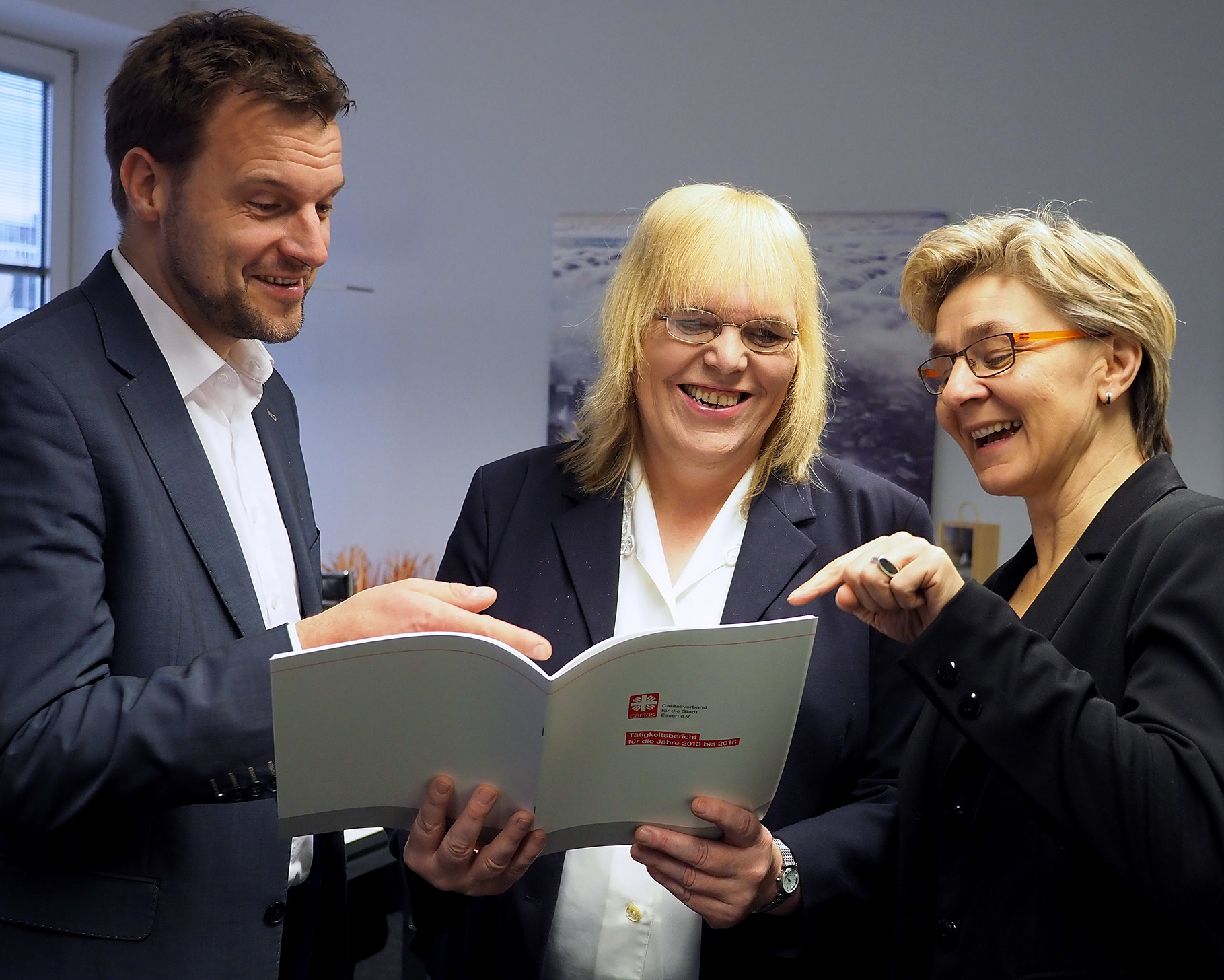 Caritasdirektor Dr. Björn-Enno Hermans, IT-Administratorin Lena Böckmann und SkF-Geschäftsfüherin Claudia Mandrysch arbeiten seit April diesen Jahres zusammen.