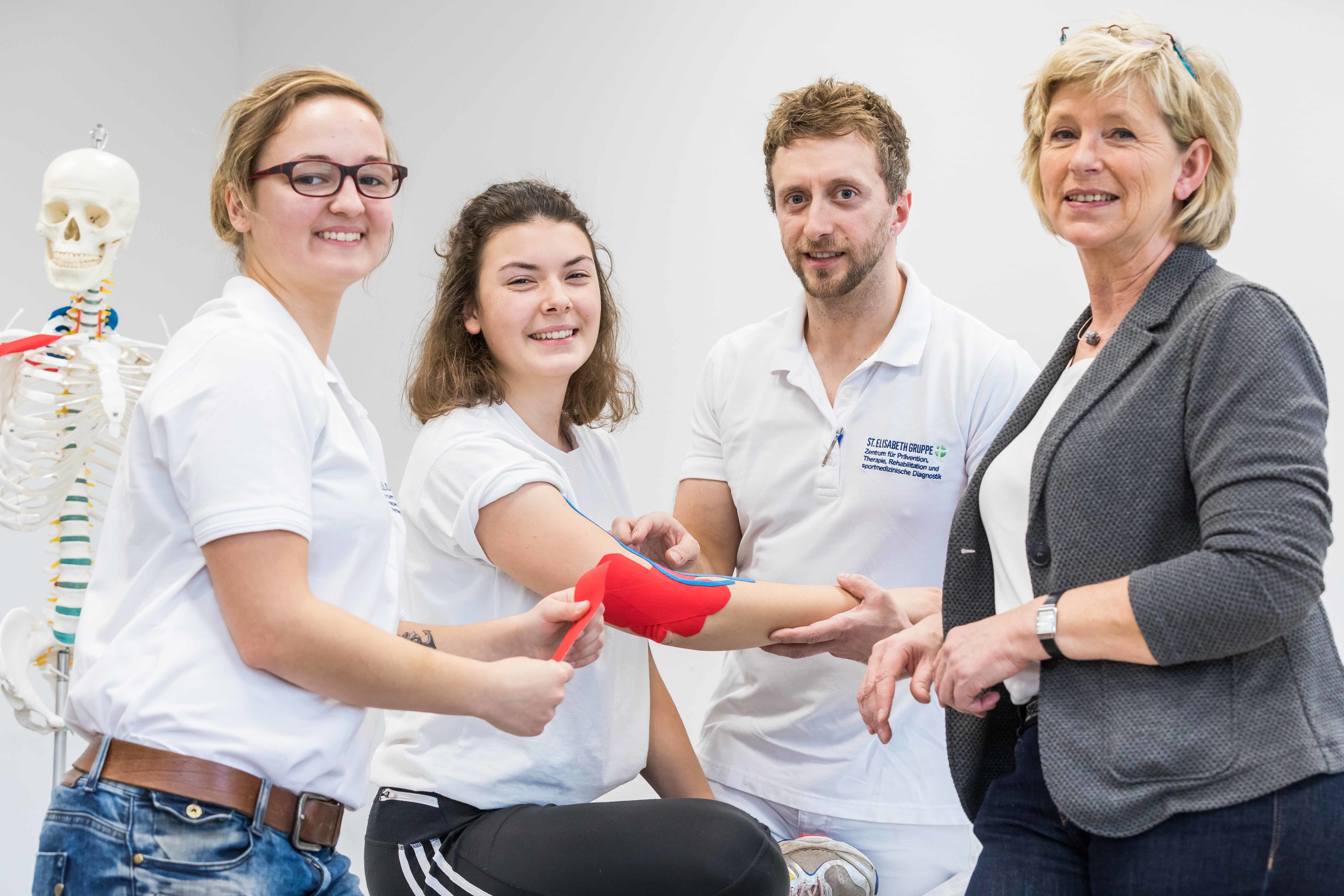 Akademie-Leiterin Beate Stock-Wagner (r.) und ihre Mitarbeiter boten den Besuchern praktische Einblicke in typische Tätigkeiten eines Physio- und Ergotherapeuten.