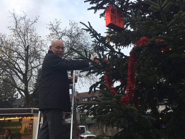 Auch Bürgermeister Jelinek ließ es sich nicht nehmen, den Weihnachtsbaum zu schmücken.