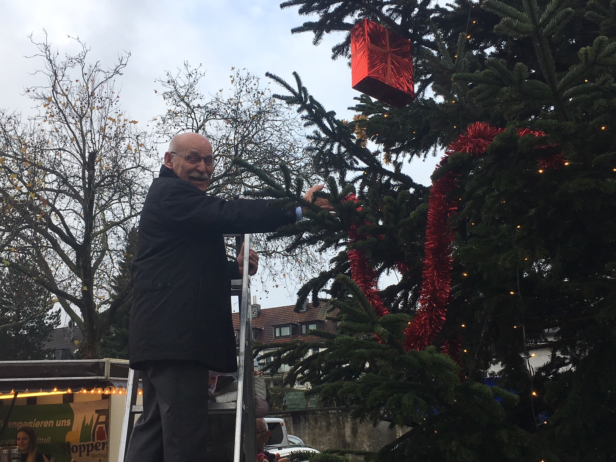 Auch Bürgermeister Jelinek ließ es sich nicht nehmen, den Weihnachtsbaum zu schmücken.
