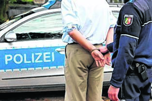 Vorläufige Festnahme. Auch der flüchtige Rollerfahrer musste erstmal mit auf die Wache.