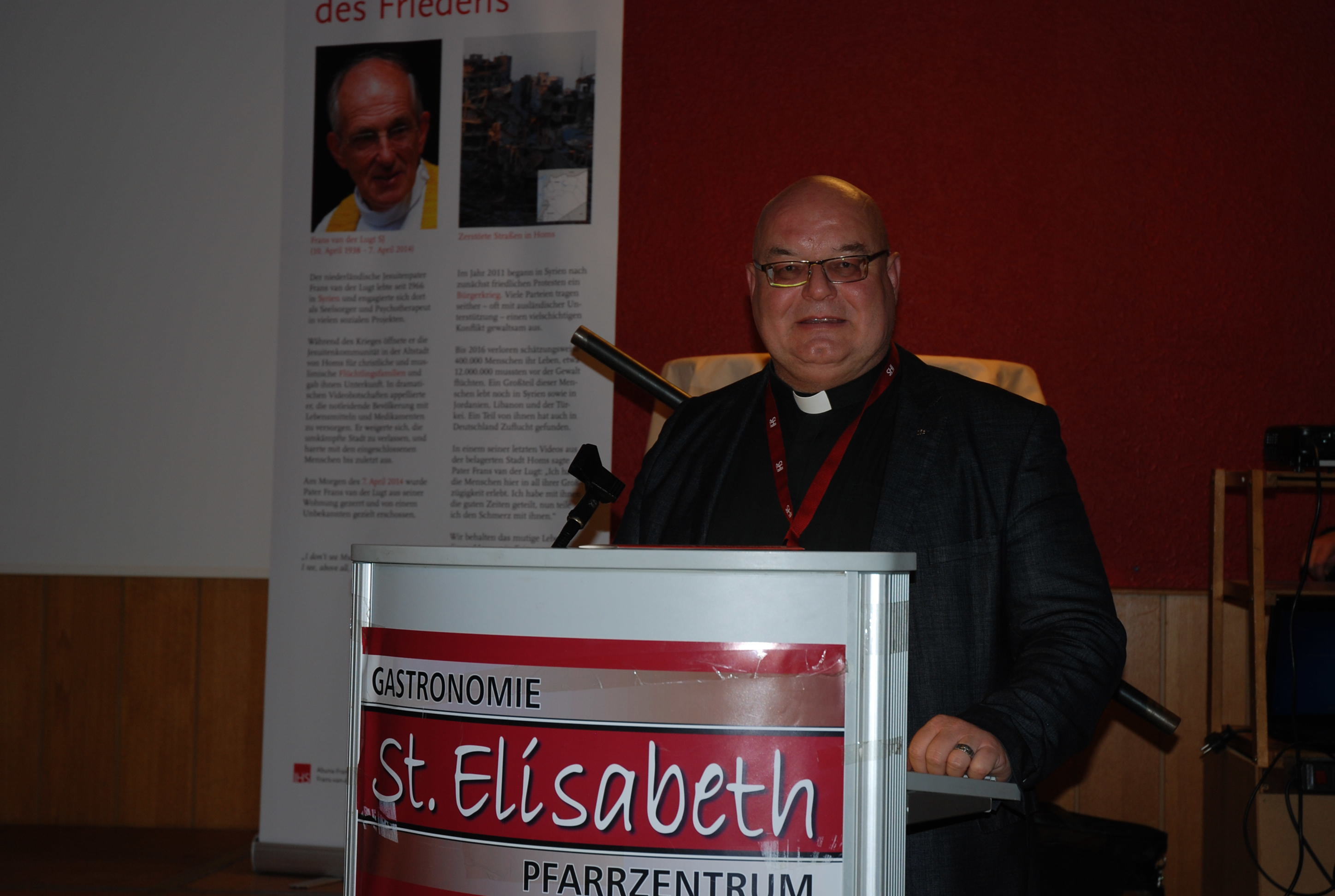 Jesuitenpater Lutz Müller führte die Besucher am Begegnungstag durch das neu gestaltete Abuna-Frans-Haus.