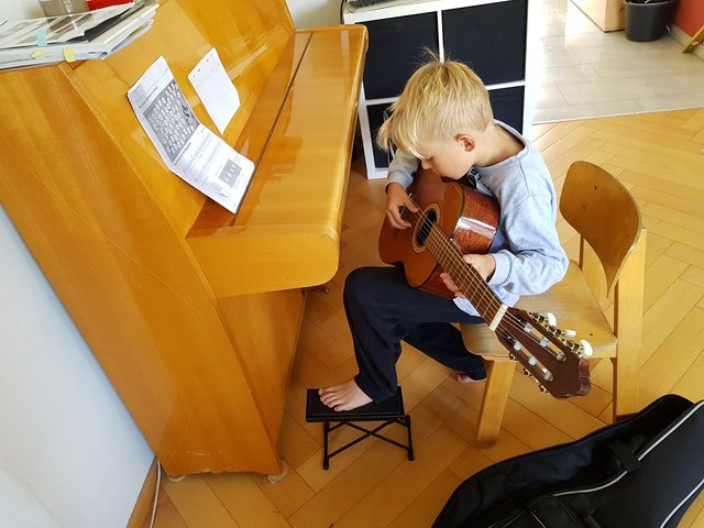 Üben, üben, üben, dann klappt es auch Weihnachten gemeinsam mit Papa am Klavier