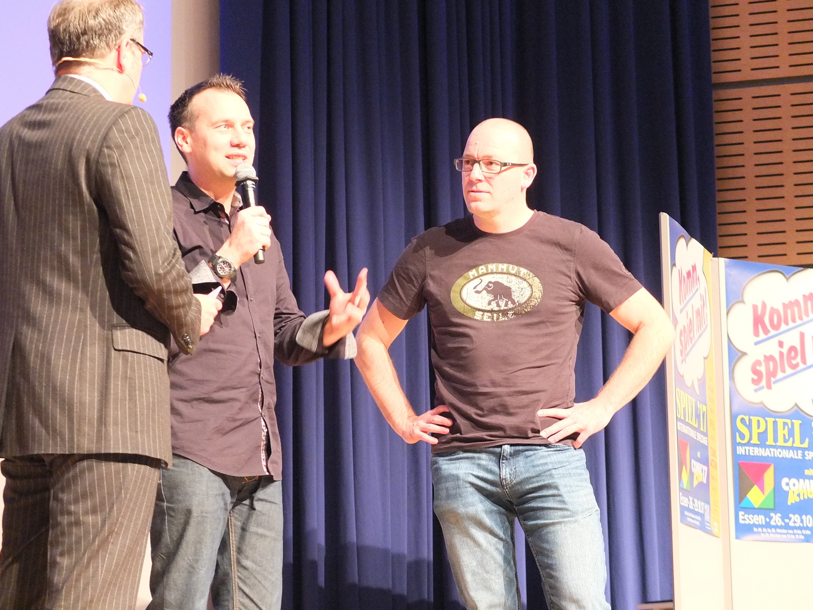 Auf der Spiel '17 in Essen stellten Sebastian Fitzek (Mitte) und Marco Teubner (r.) den Brettspiel-Thriller "Safehouse" vor.