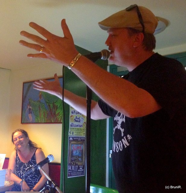 Wenn mit Körpersprache und Sprache "gesprochen" wird, macht das ZuHÖREN Spaß!!! - Hier Mike Gromberg im "Krokodil" - Autorenlesung