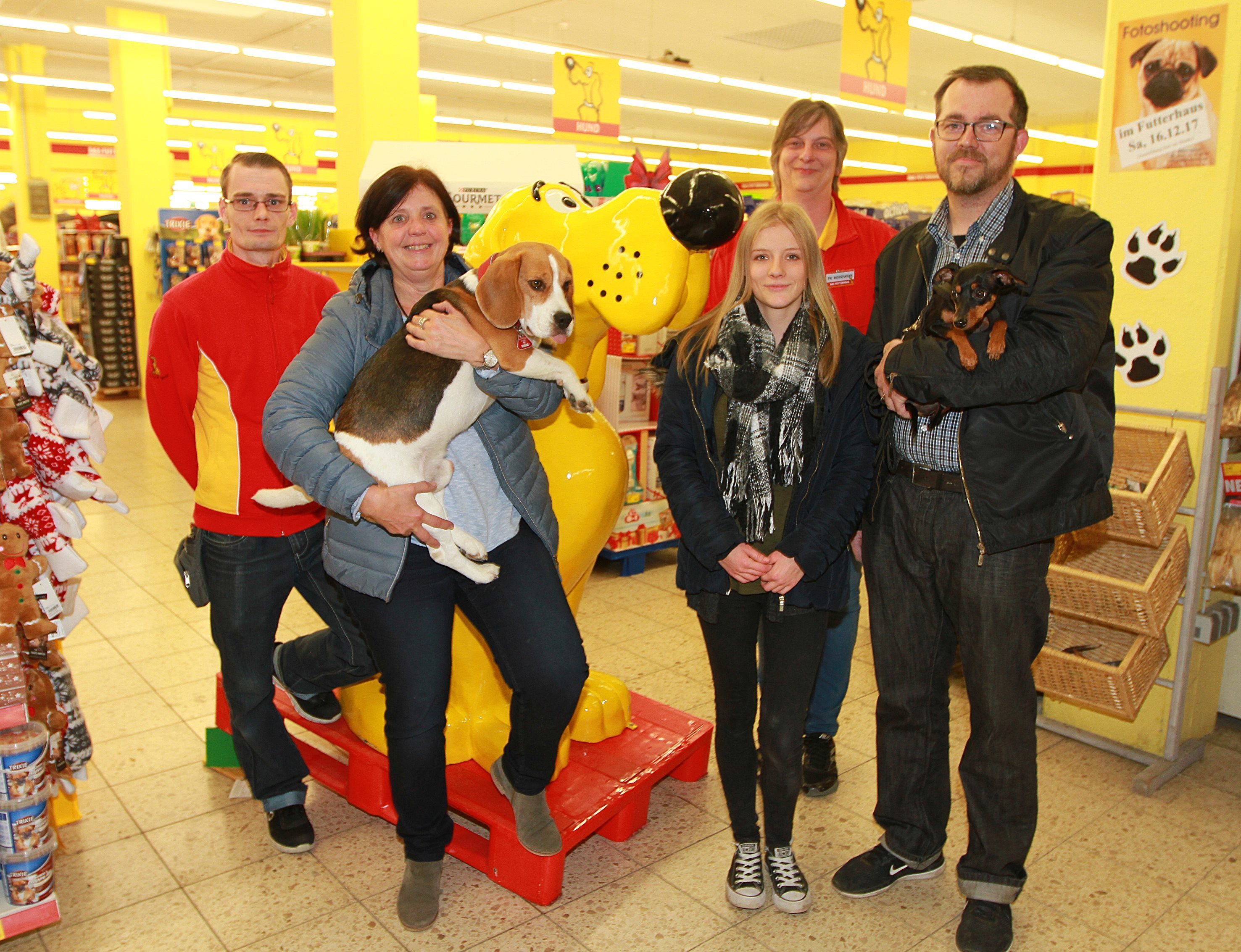 . Bei der Preisübergabe v.l.: David Scholz (Mitarbeiter), Susanne Becker mit Beagle Mexx (Unna, 50 Euro), Andrea Borowiak (stellv. Marktleiterin), Laura Behring für Britisch-Kurzhaar-Katze Bärchi (Holzwickede, 100 Euro) und Stefan Brune mit Zwerpinscher Dobby (Kamen, 150Euro). 
