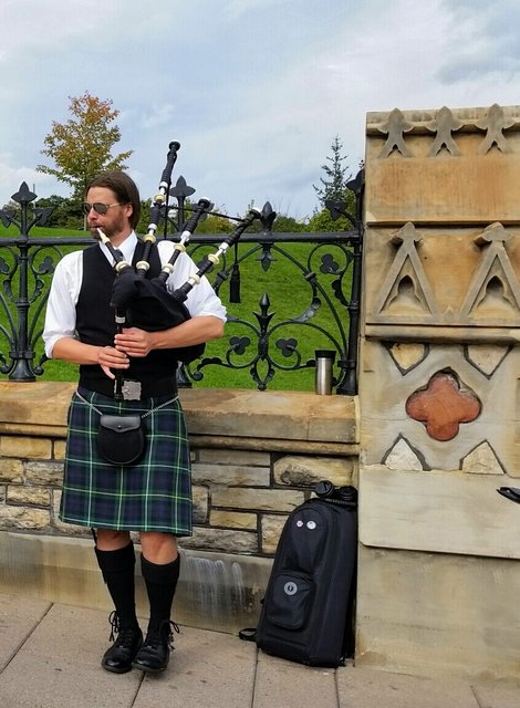 Dem Dudelsackspieler lauschen ....