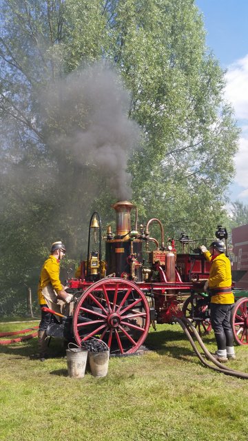 Zuhören wenns auf dem Dampfestival überall zischt