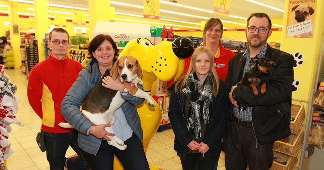 . Bei der Preisübergabe v.l.: David Scholz (Mitarbeiter), Susanne Becker mit Beagle Mexx (Unna, 50 Euro), Andrea Borowiak (stellv. Marktleiterin), Laura Behring für Britisch-Kurzhaar-Katze Bärchi (Holzwickede, 100 Euro) und Stefan Brune mit Zwerpinscher Dobby (Kamen, 150Euro). 