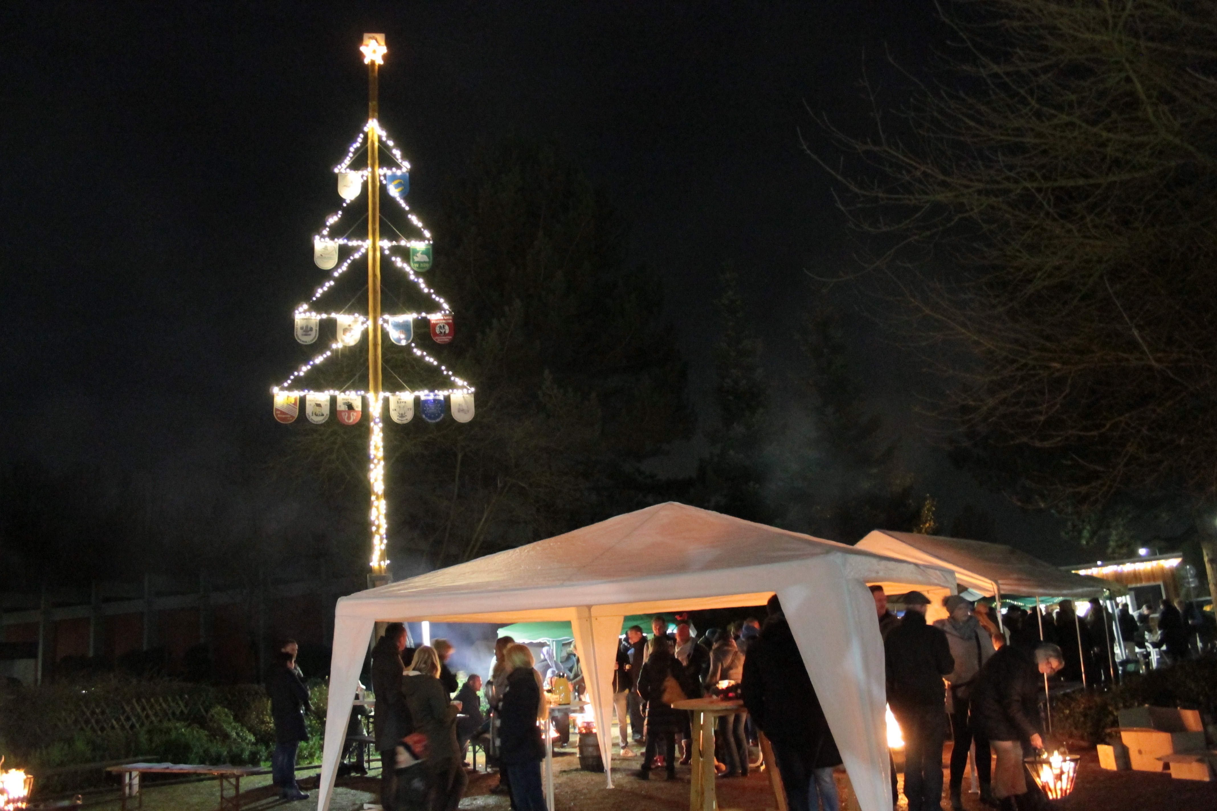 Gemütlich ging es zu beim Adventsleuchten auf dem Marouiller Platz in Bösperde.