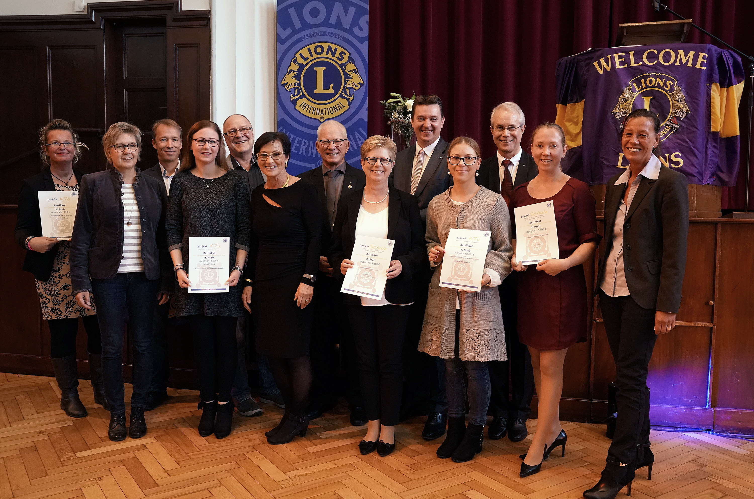 Bei der Feier zum 50-jährigen Jubiläum übergab der Lions Club Castrop-Rauxel Spenden von insgesamt 20.000 Euro an Vertreter mehrerer Kitas und Schulen.