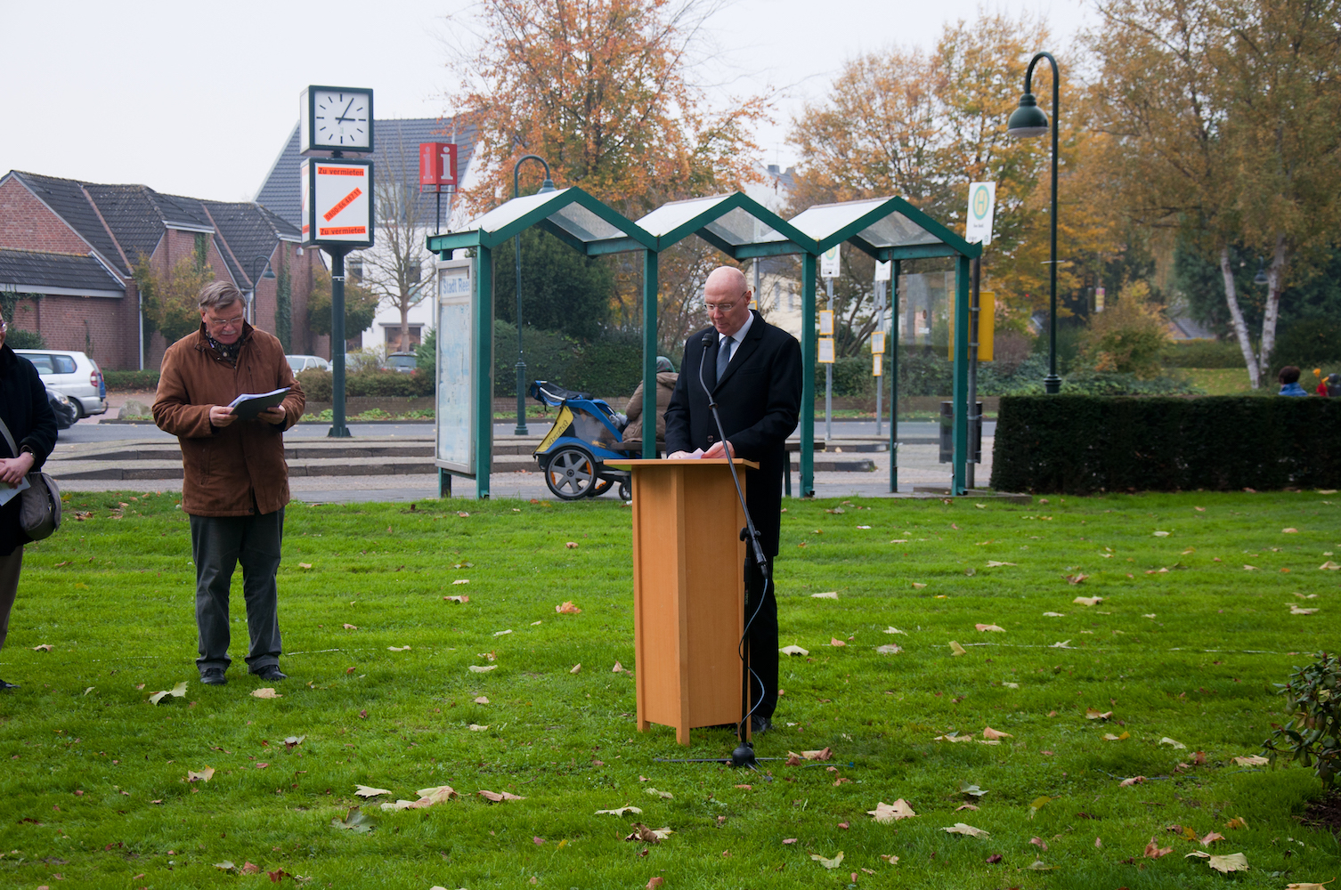 Bernd Schäfer (l.) und Bürgermeister Christoph Gerwers (r.) gedachten der niederländischen Zwangsarbeiter und der verfolgten und verstorbenen jüdischen Bürgerinnen und Bürger.
(Foto: Dirk Kleinwegen)