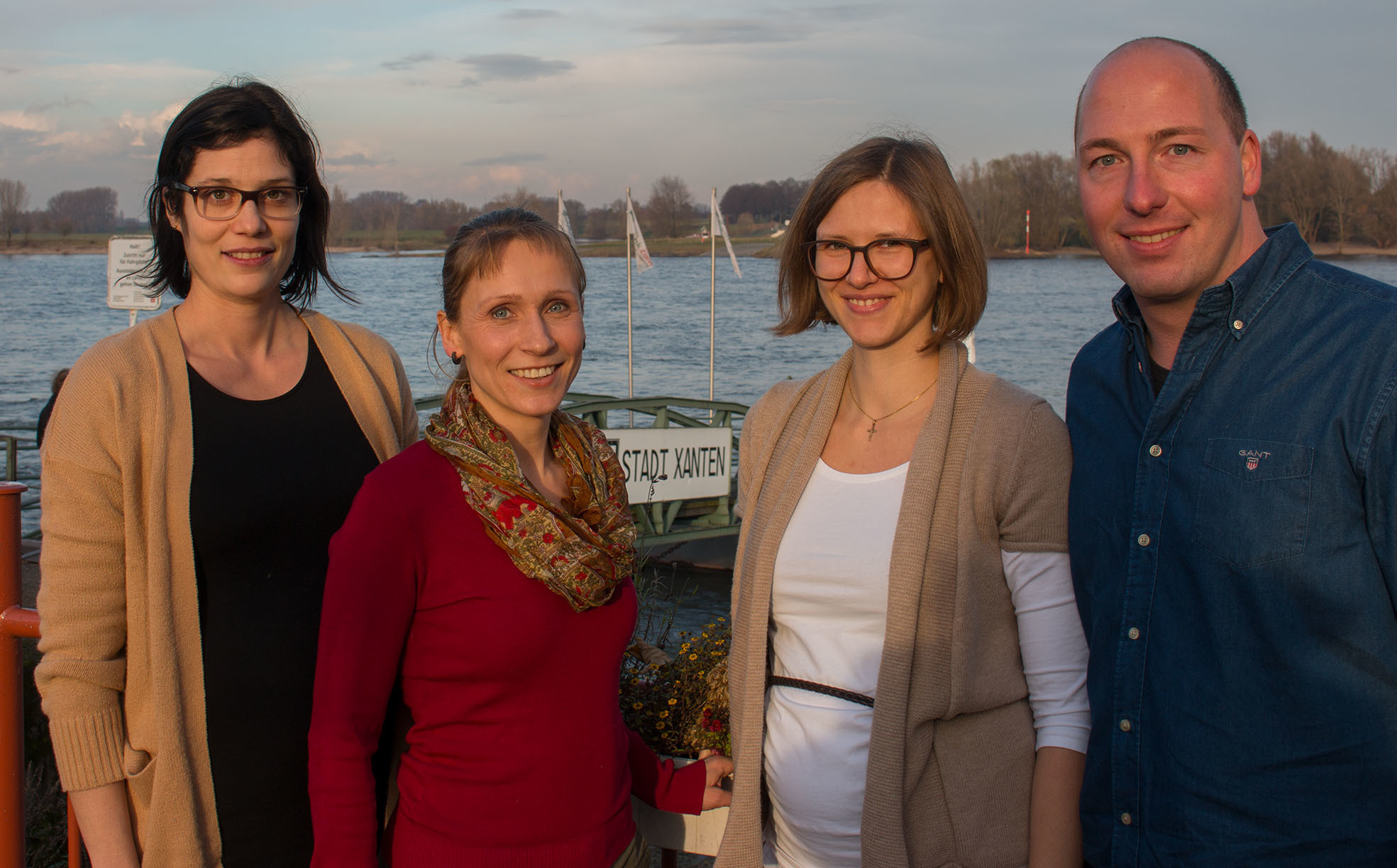 Der Vorstand der Elterninitiative Waldkindergarten- Xanten e. V. von links: Maria von Danwitz (Schriftführerin), Katja Larisch (2. Vorsitzende), Hellena Ahls (Kassenführerin) und Carlo Ridder (1. Vorsitzender). Beisitzer Erik Schnickers fehlt auf dem Foto