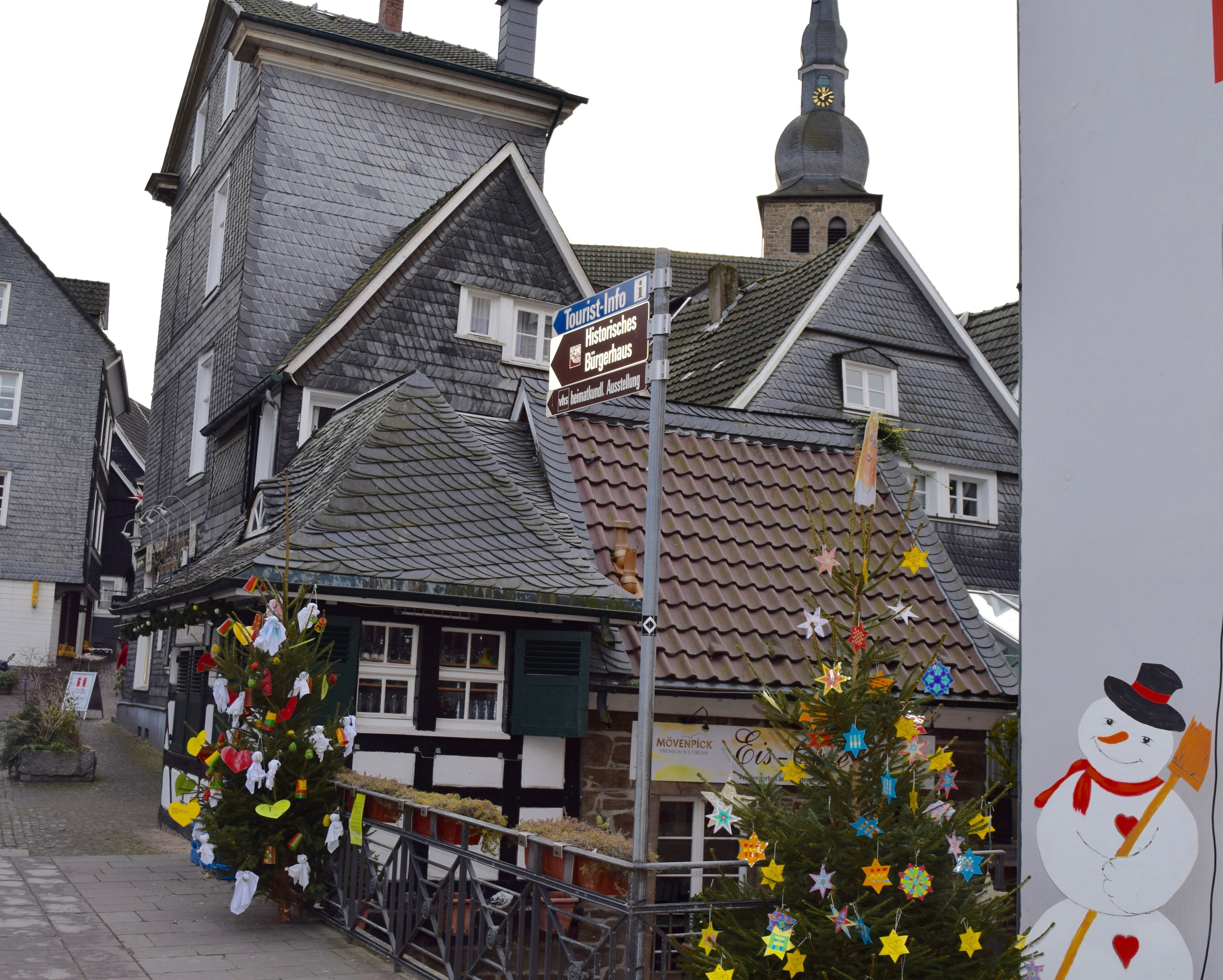 Auch in diesem Jahr schmücken die Schulen und Kitas die Weihnachtsbäume in der Langenberger Altstadt.