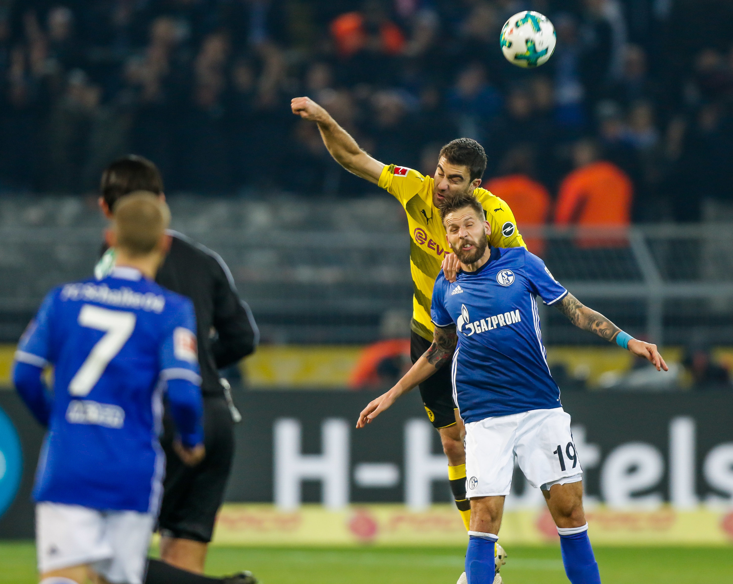 Schalkes Guido Burgstaller war oftmals gegen Sokratis nur der zweite Sieger. Dennoch war es für den Stürmer typisch, als er dennoch sein Tor erzielte und durch das 4:1 die Aufholjagd einleitete.