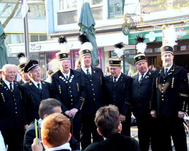 Glück auf, Glück auf ! Der Steiger kommt, und er hat sein helles Licht bei der Nacht, und er hat sein helles Licht bei der Nacht schon angezündt, schon angezündt