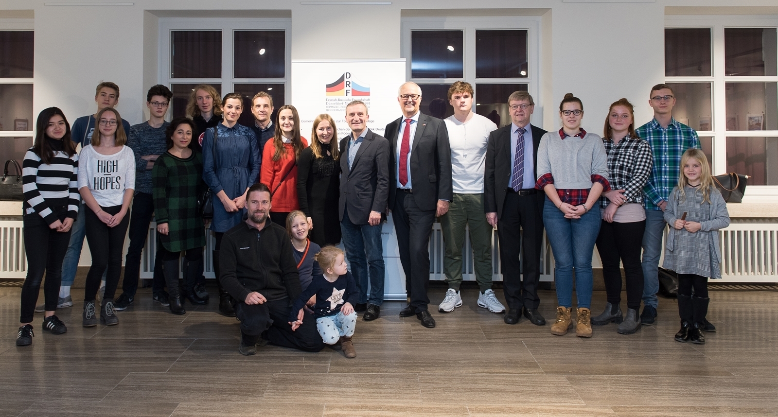 OB Thomas Geisel (Mitte) bei der Ausstellungseröffnung