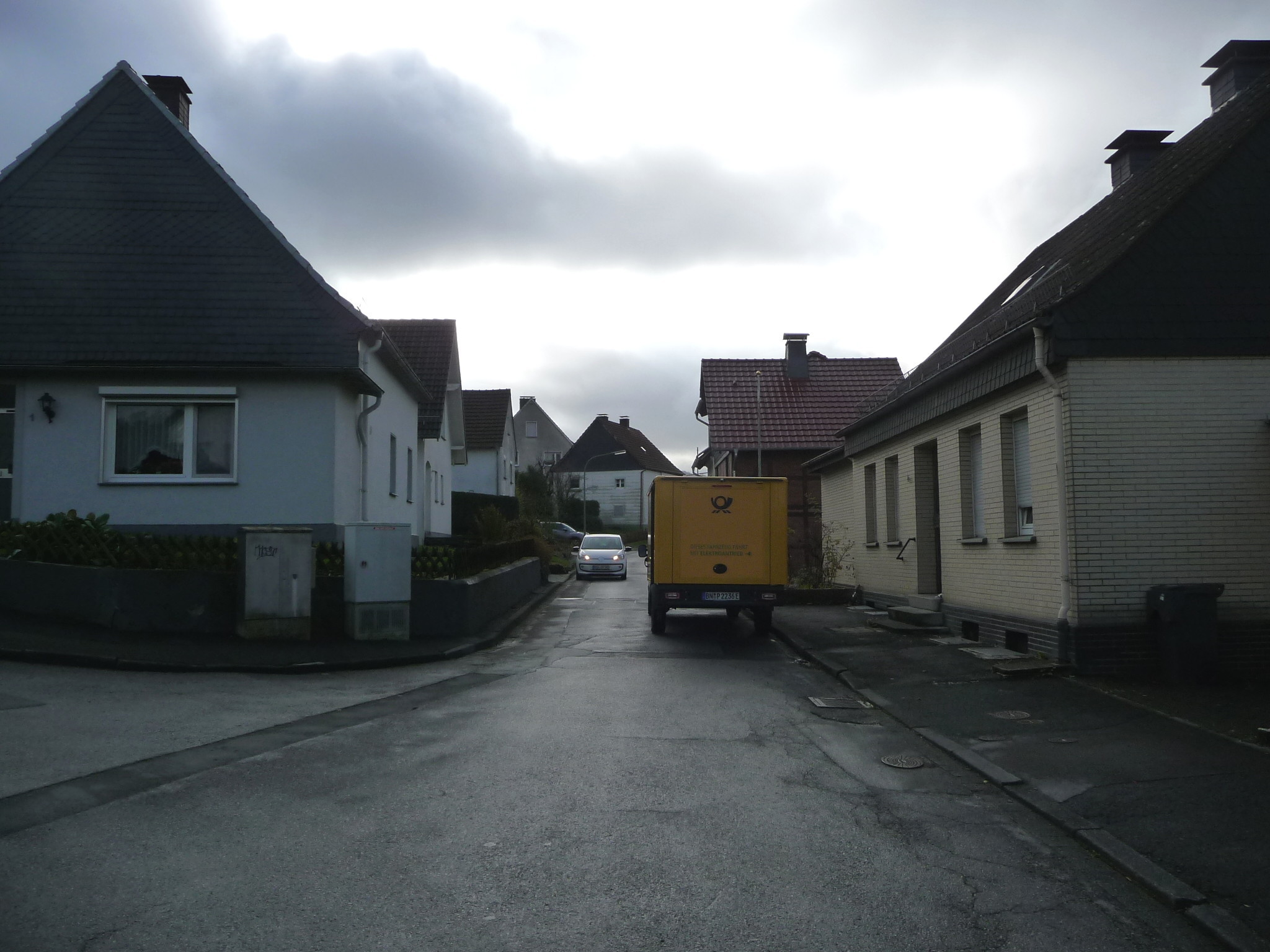 Begegnungsverkehr auf dem engsten Streckenabschnitt der Straße „Zum Alten Brunnen“