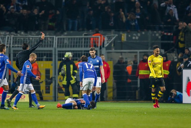 Nach einem Foulspiel gegen Amine Harit flog Dortmunds Pierre-Emerick Aubameyang nach 72 Minuten mit Gelb-Rot vom Platz.
