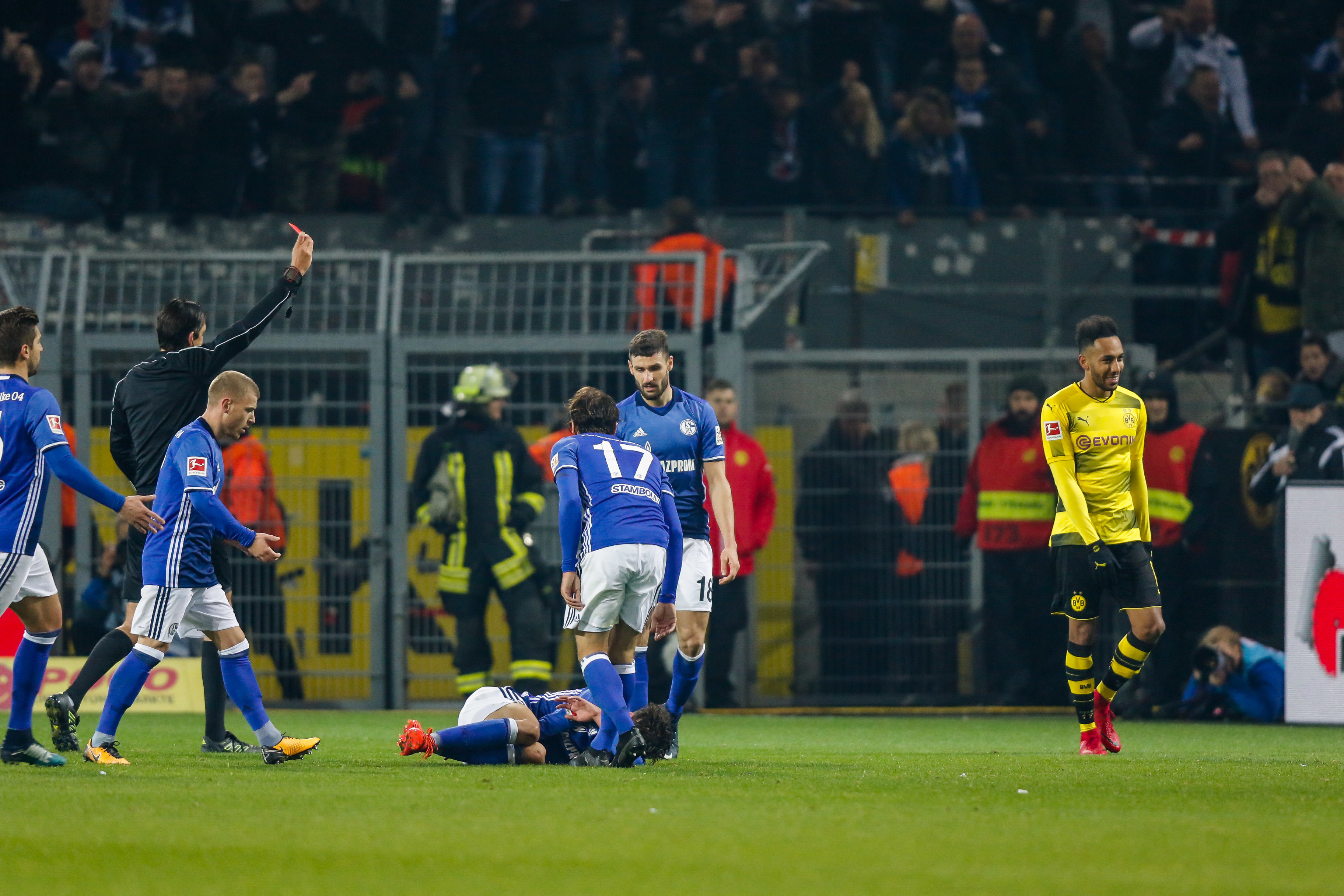 Nach einem Foulspiel gegen Amine Harit flog Dortmunds Pierre-Emerick Aubameyang nach 72 Minuten mit Gelb-Rot vom Platz.