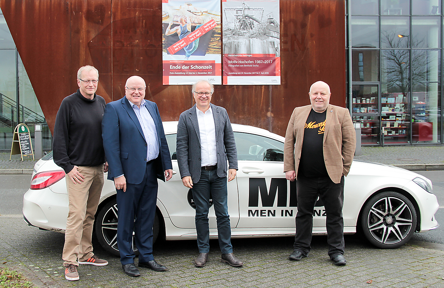 Strahlende Gesichter auch an der Werksstraße, die für die Schönen Sterne künftig gesperrt werden soll: (v.l.) Museumsleiter Robert Laube, Jürgen Wille (Stadtwerke), Bürgermeister Dirk Glaser und Thomas Ebeling (Schöne Sterne). Foto: Römer