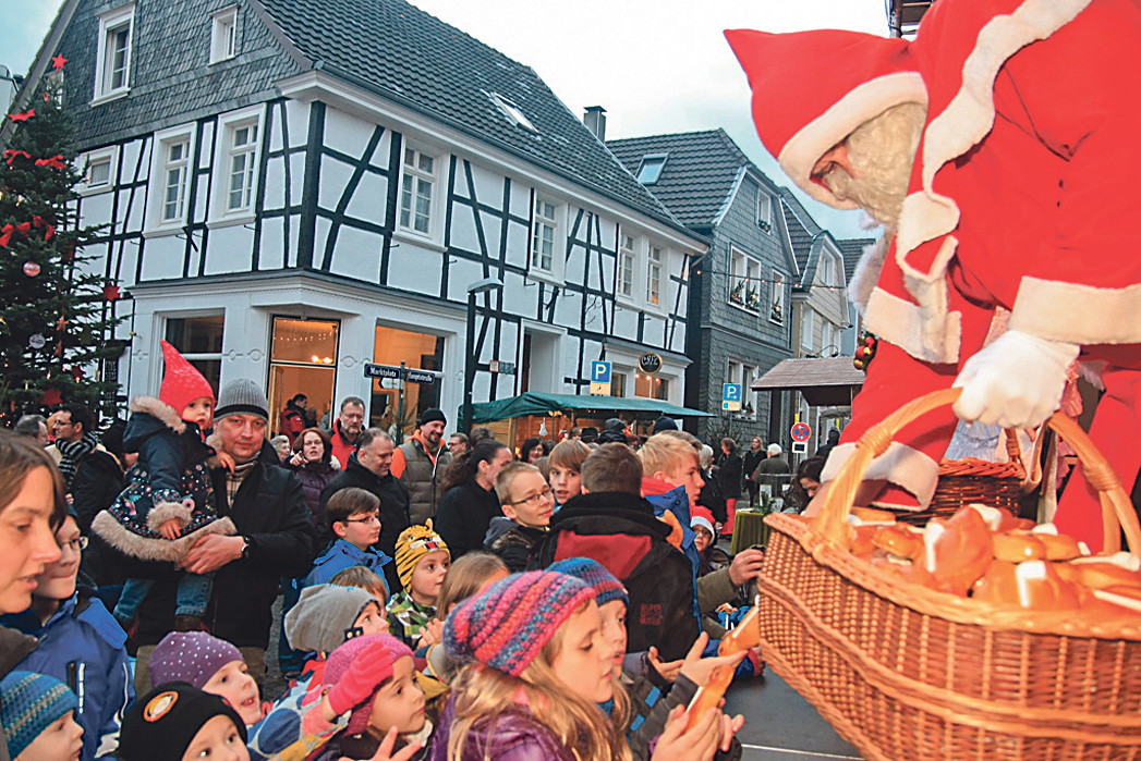 Ist in Blankenstein täglich zu Gast: der Nikolaus. Und Stutenkerle für die Kinder hat er immer dabei. Foto: STADTSPIEGEL-Archiv