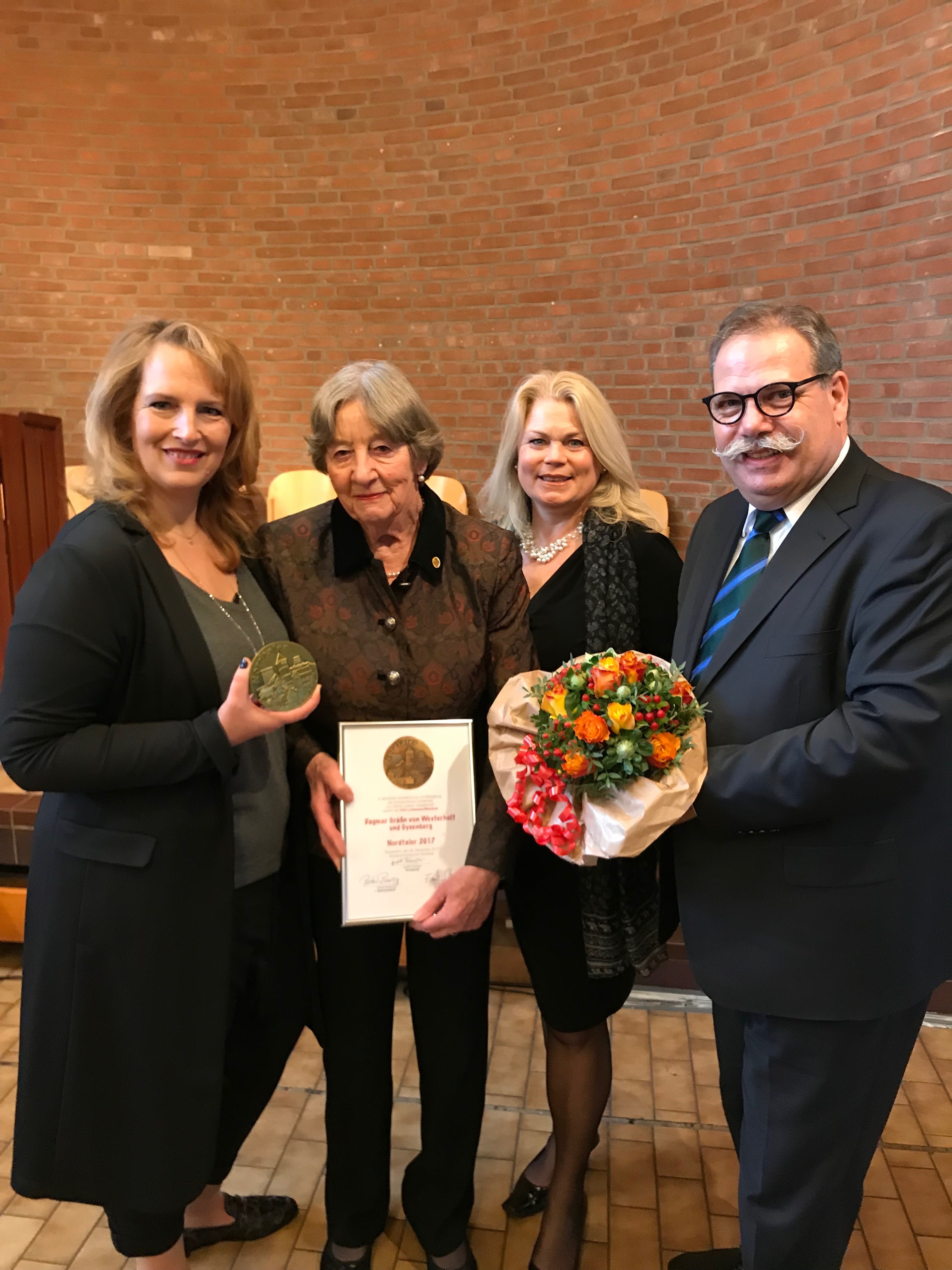 (v.l.n.r.) Judith Foerster (Vorsitzende Kuratorium), Gräfin Dagmar von Westerholt (Preisträgerin), Petra Pawig (stellv. Vorsitzende Kuratorium) und Frank Scheulen (stellv. Vorsitzender Kuratorium).