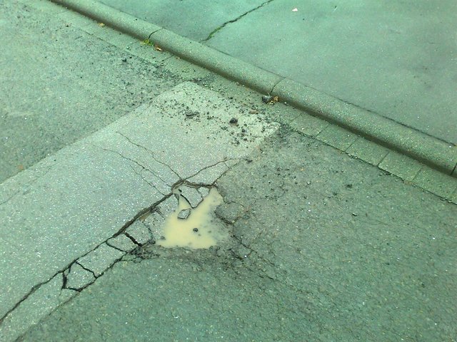 Umleitungsbedingtes Schlagloch in der Straße „Zum Alten Brunnen“