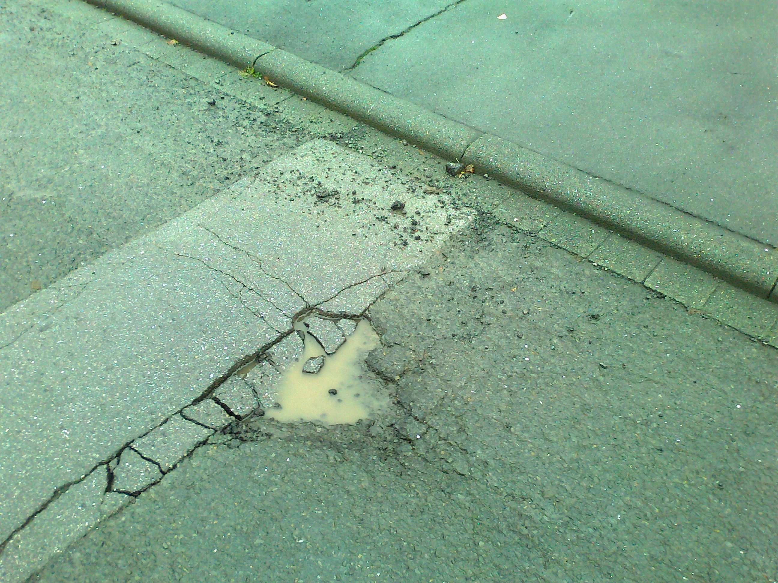 Umleitungsbedingtes Schlagloch in der Straße „Zum Alten Brunnen“