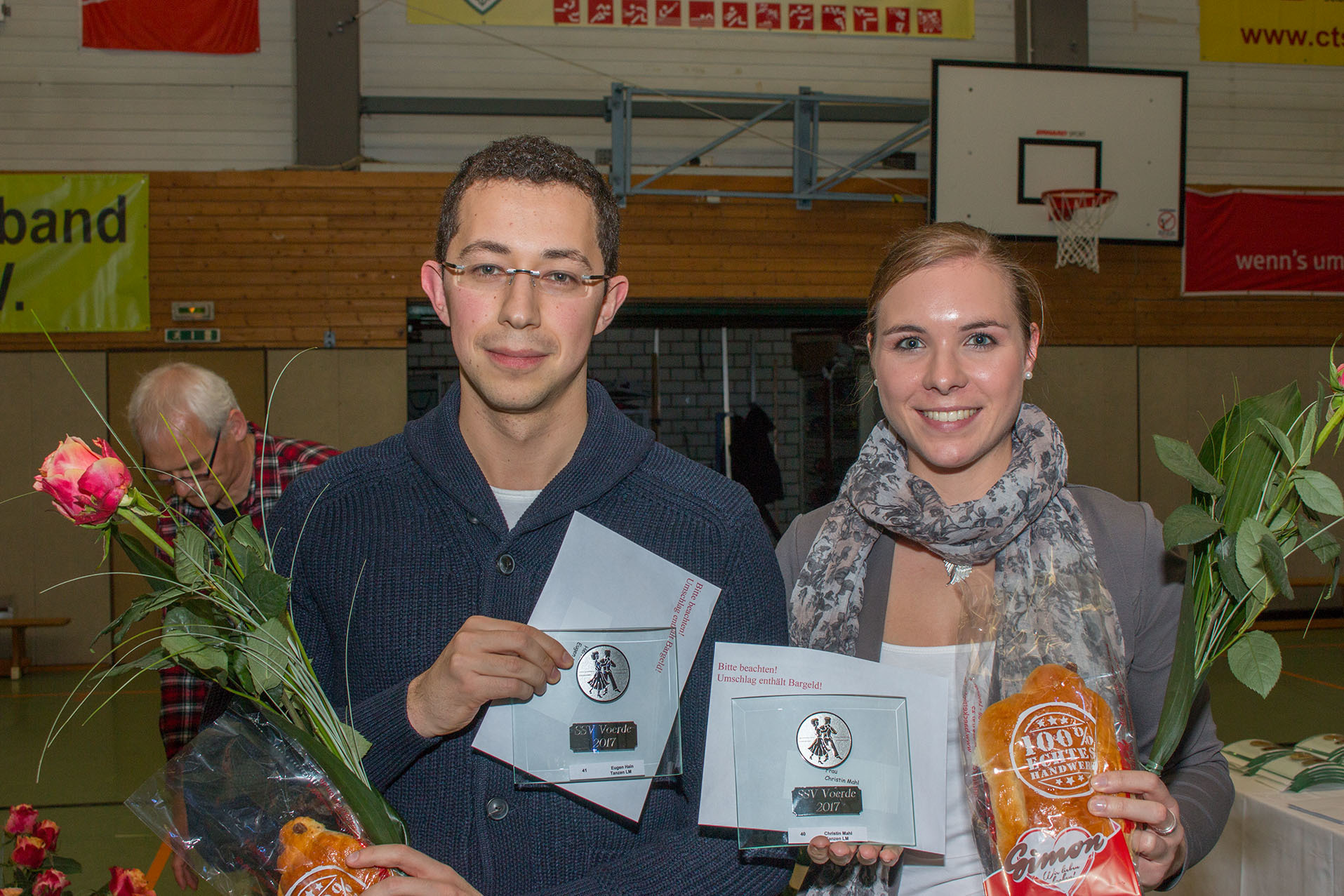 Auch Christin Mahl und Eugen Hain vom Voerder Tanzsportclub Rot-Weiß 1987 wurden geehrt. Sie hatten bei den Landesmeisterschaften am 24. September 2017 in Aachen den zweiten Platz Latein- Einzelpaar in der Hauptgruppe C/ 29 Jahre, sowie den ersten Platz in der Hauptgruppe D/ 29 Jahre erzielt.