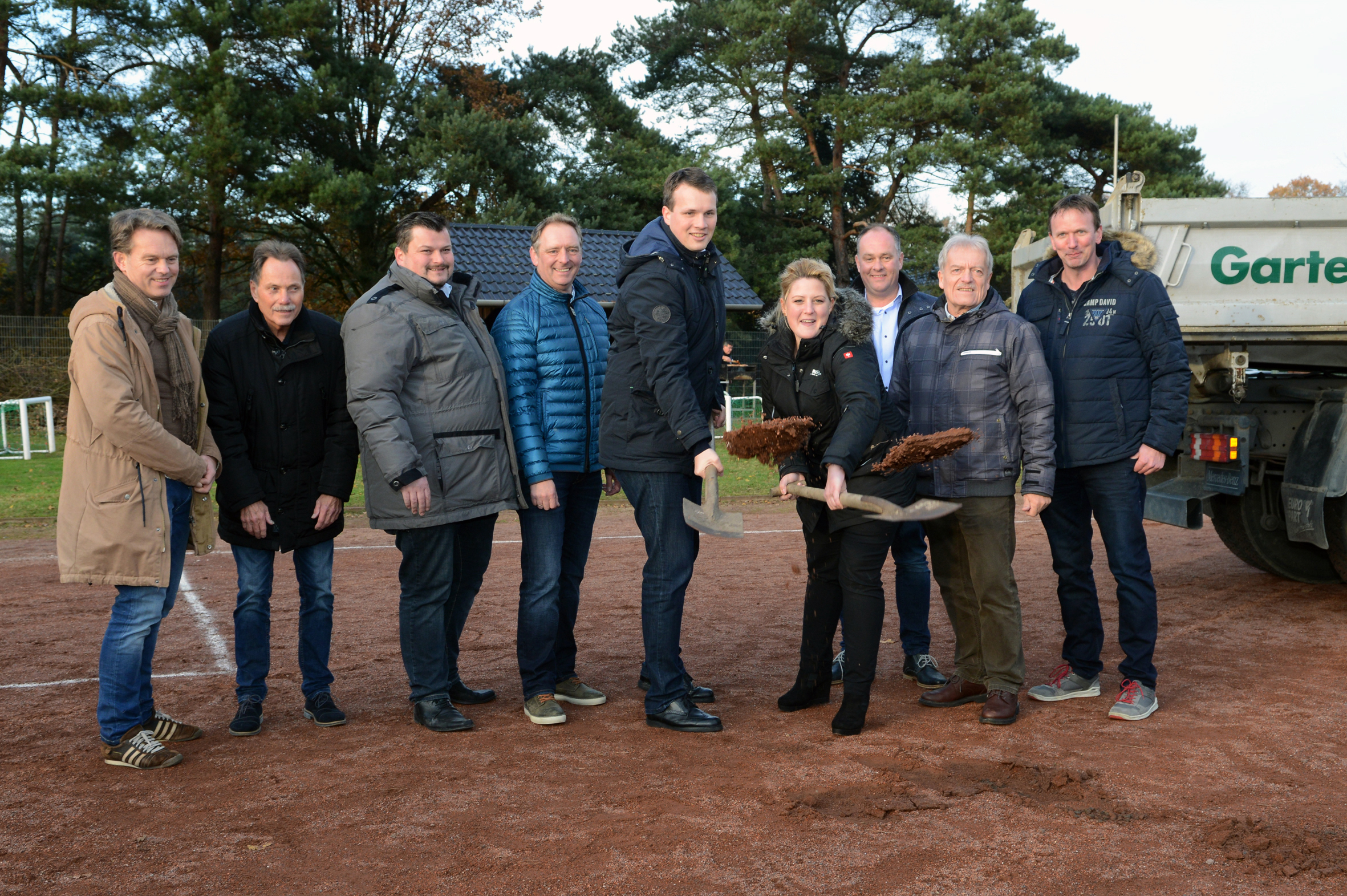 Jürgen Jansen (2. Vors. SSV Rhade), Hans-Peter Steffens (SSV Rhade), Christian Risthaus (Inhaber Europa-Garten Risthaus), Hubertus Rekers (Volksbank Lembeck-Rhade eG), Tobias Stockhoff, Svenja Komor (Firma Europa-Garten Risthaus), Arjan Emaus (ausführende Firma Kunstrasen Sallandse United GmbH), Georg Lammers (1. Vors. SSV Rhade), Bernfried Terhardt (ausführende Firma Kanal- u. Drainarbeiten).