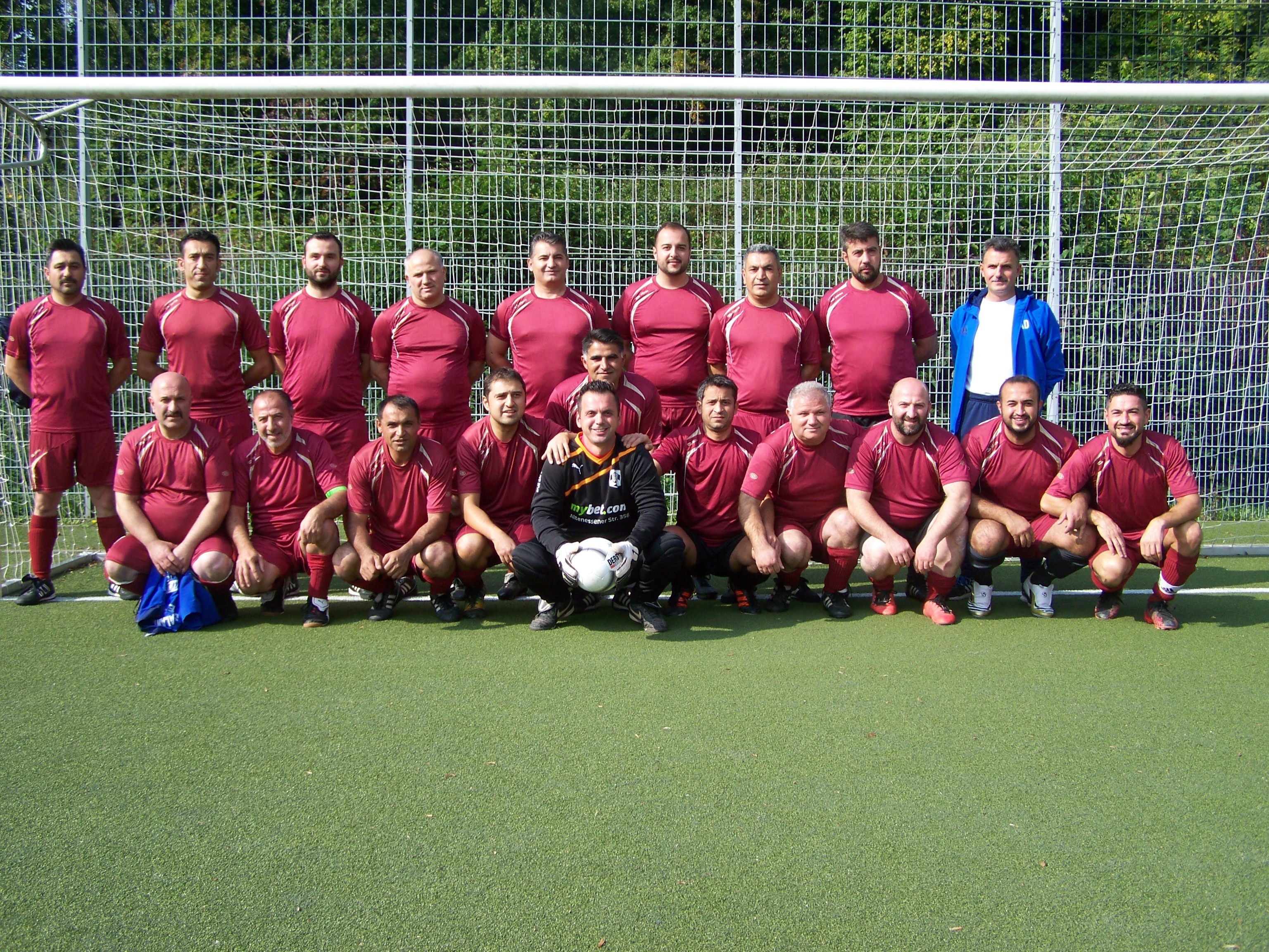 FC Alanya Essen, 1. Alte Herren Mannschaft (Photo Marx), hinten, v.l.: Aslaner Tuncay, Er Güray, Metin Murat, Yasar Fidan, Gökduman Mehmet, Koctürk Can, Sakru Münür, Demirci Adem, Reihe davor, v.l.: Ersoy Yasin, Eraslan Sahin, Akyazi Özgür, Eraslan Yilmaz, Sengürek Erdal, Arif Fidan, , Kir Mustafa, Durmus Erdem, vorne Torwart Aydin Hasan