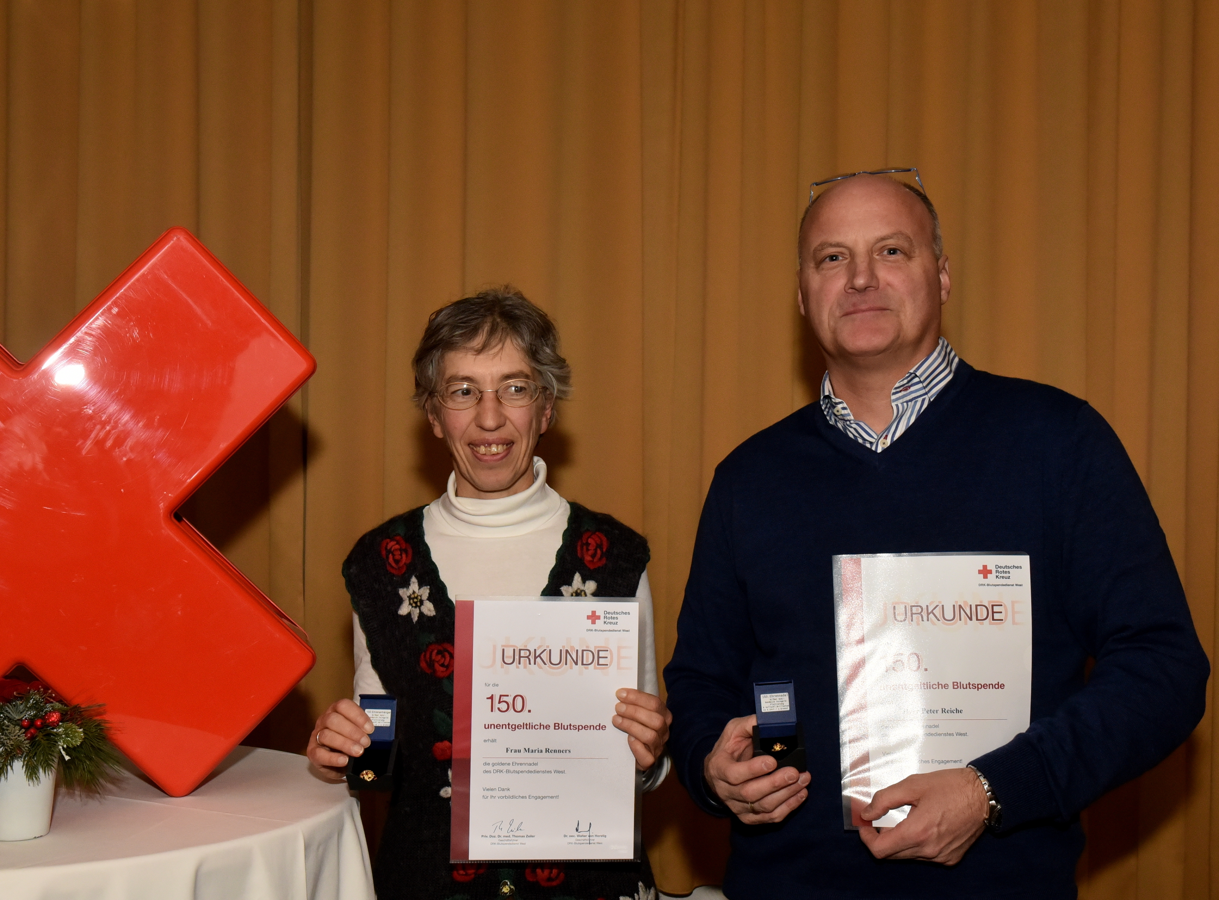 Maria Renners (150 Blutspenden) und Peter Reiche (150 Blutspenden)