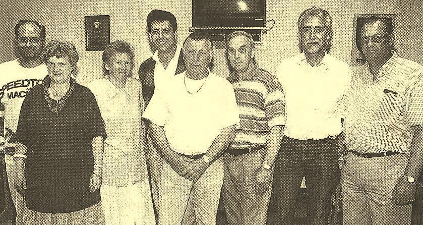 Hans-Georg Kleinecke (r.) nach den Wahlen beim Jugendtag des Lüner SV 1997. Zu seinem Team gehörten damals als 1., 2. und 3. Geschäftsführer Ingo Rautert, Reinhold Hülk, Werner Pinschowius, als Sportlicher Leiter Klaus Deeke, 1. Kassiererin seine Frau Elke Kleinecke, als zweite Elisabeth Baumgart und Gundula Rautert, als 1. und 2. Börsenvertreter Klaus Schwark und Walter Schmidt sowie als Pressesprecherin und Zeugwartin Hildegard Schwark. Repro Janning