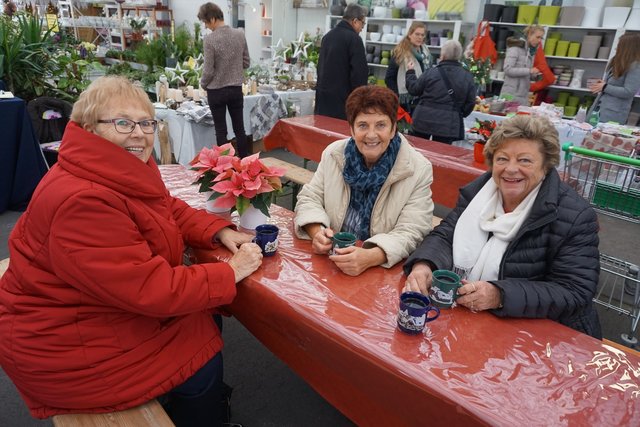 Mit Glühwein, Bockwurst, Kuchen und Kaffee oder Waffeln beisammen zu sitzen und sich auszutauschen, gehört zum Monheimer Adventsmarkt dazu.