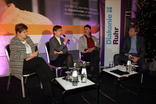 Karola Geiß-Netthöfel (Regionaldirektorin des Regionalverbands Ruhr), Barbara Eschen (Sprecherin der Nationalen Armutskonferenz), Helmut Eigen (Stellvertretender Vorsitzender des Arbeitslosenzentrums „Der Verein“) und Moderator Matthias Bongard (v.l.) bei der Podiumsdiskussion