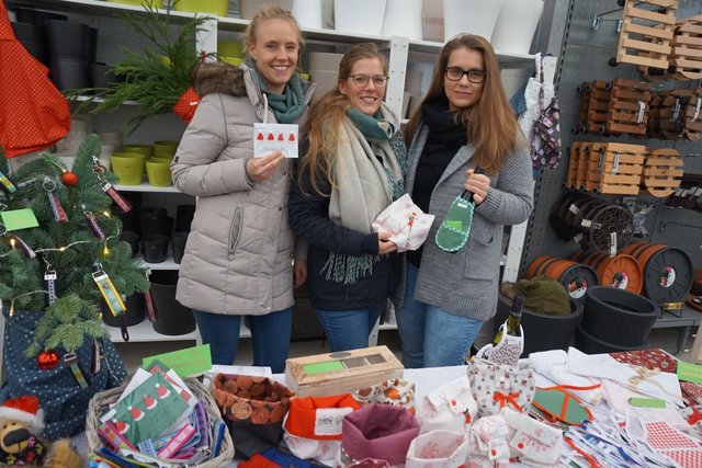 von links: Sabrina Mistele, Daniela Schnitzker und Deborah Dehen hatten auf ihrem Stand selbst angefertigte Handarbeiten aus Stoff angeboten.