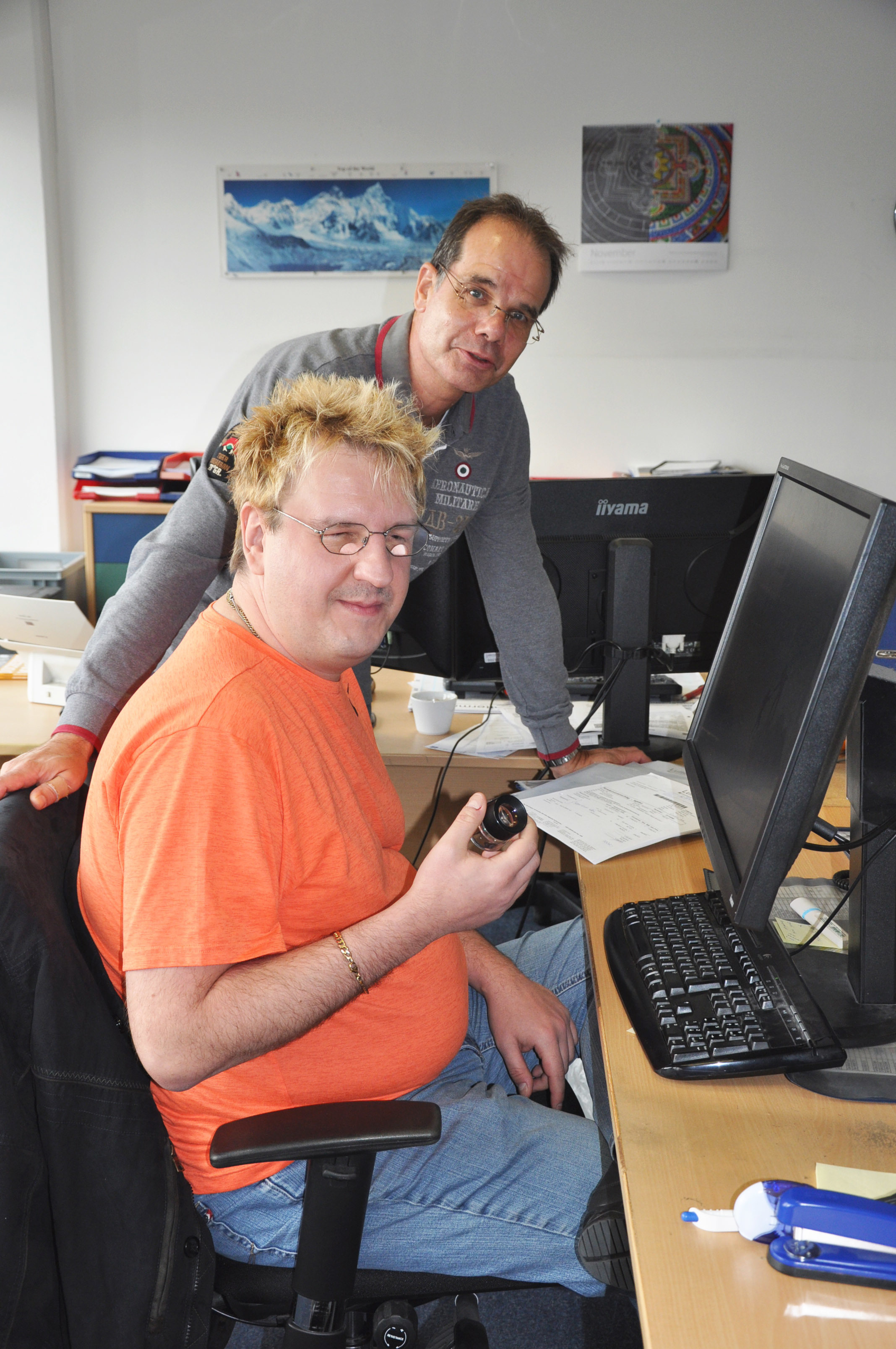 Nur mit einer Lupe ausgestattet kann Michael Gardyan seinen Arbeitsalltag bewältigen. Sein Chef Karsten Werner ist beeindruckt.