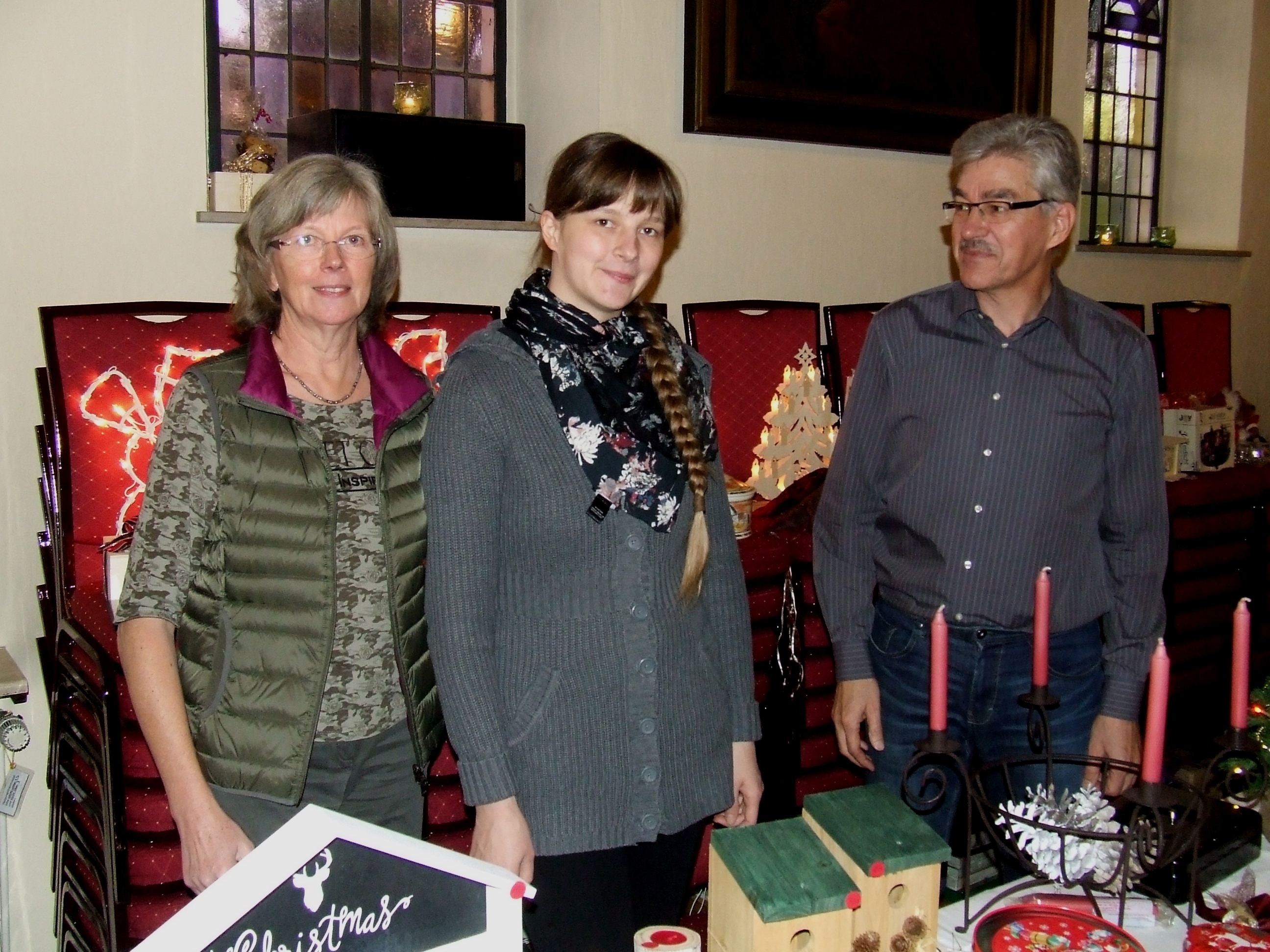 Helga, Christine und Udo Markowsky (v.l.) gestalten den Adventsbasar in der Gnadenkirche am Samstag, 2. Dezember, von 10 - 18 Uhr.