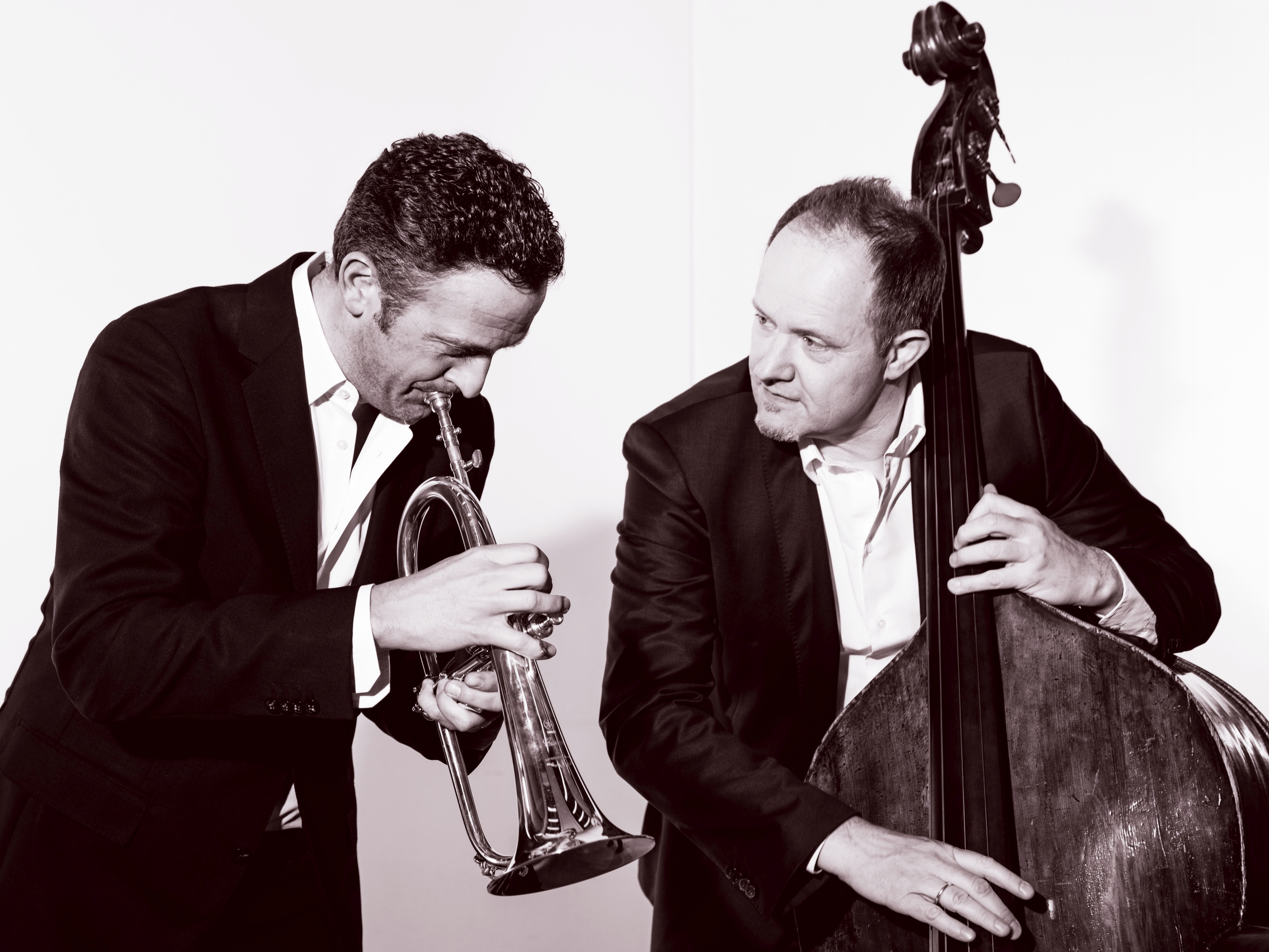 Der Startrompeter Till Brönner und der Kontrabassist Dieter Ilg bringen in Kürze ihr erstes Duo-Album "Nightfall" (Sonymusic) heraus.