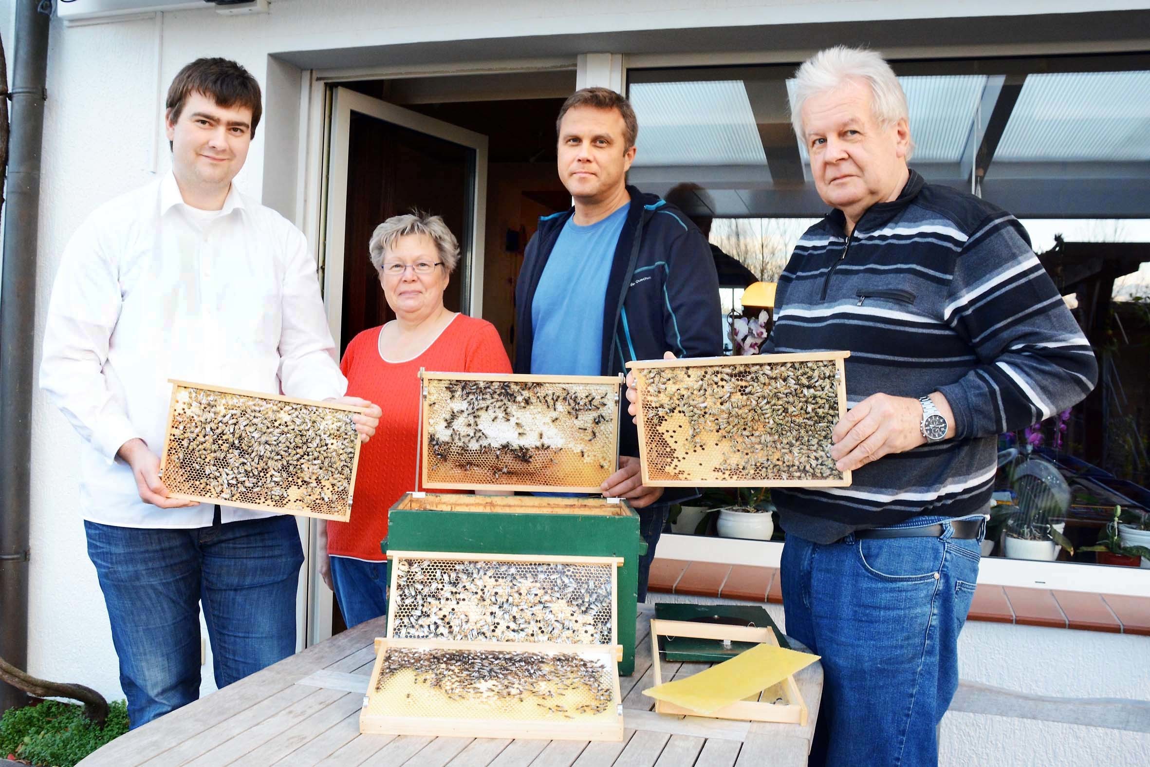 Auf bessere Bedingungen für Bienen hoffen (v.l.) Stefan Zellmer, Elke Rinke, Jörg Krafft und Siegfried Rinke.