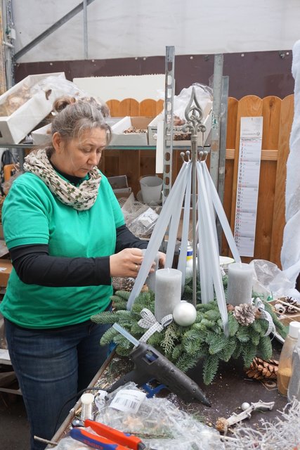 Nach individuellen Wünschen und vom Kunden ausgesuchten Material fertigt Melanie Reinertz den Adventskranz an.