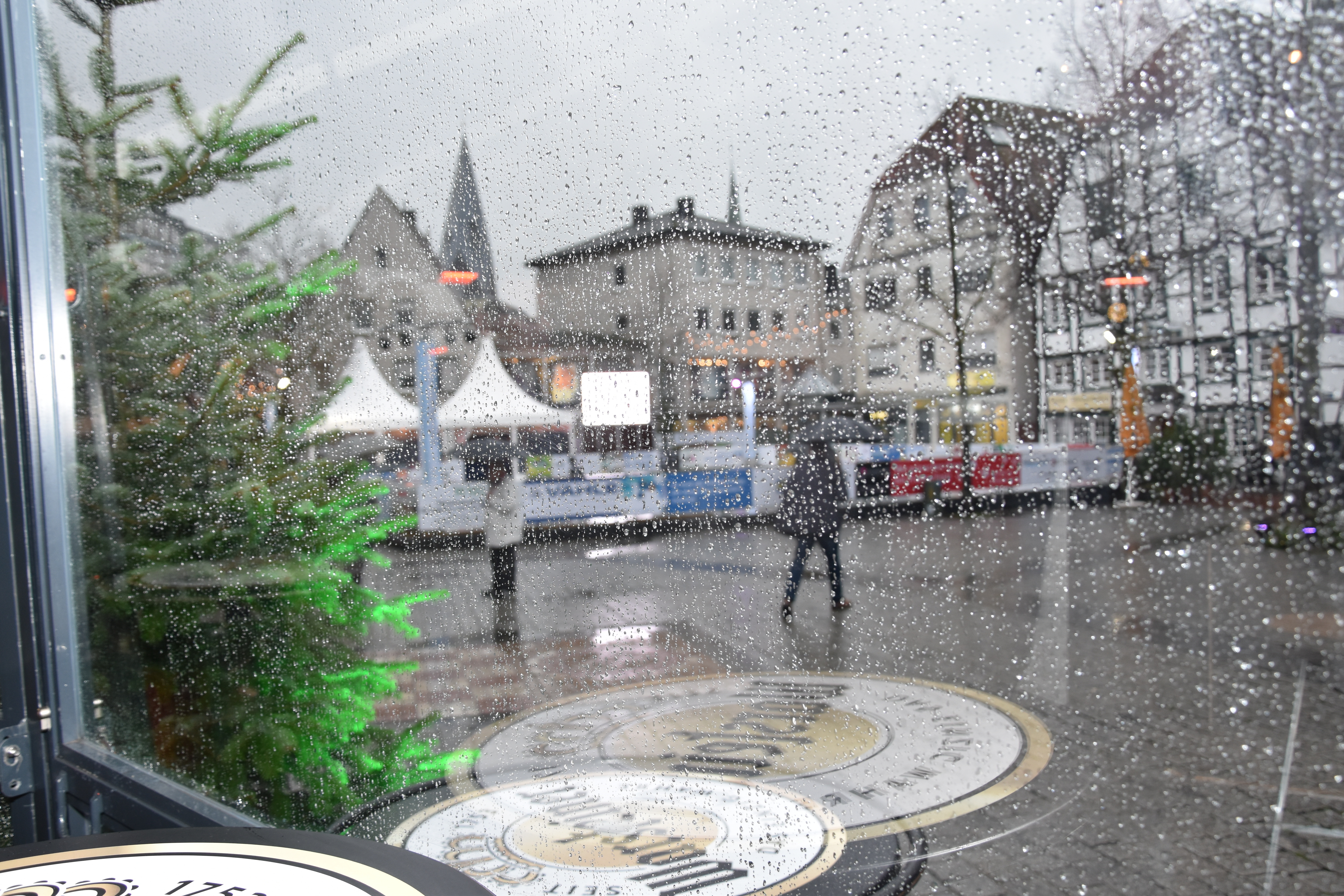 Die Eisbahn bleibt bei diesem Wetter geschlossen: Am Eröffnungstag der Kamener Winterwelt fällt das Eisstockschießen leider aus. Foto: Krause